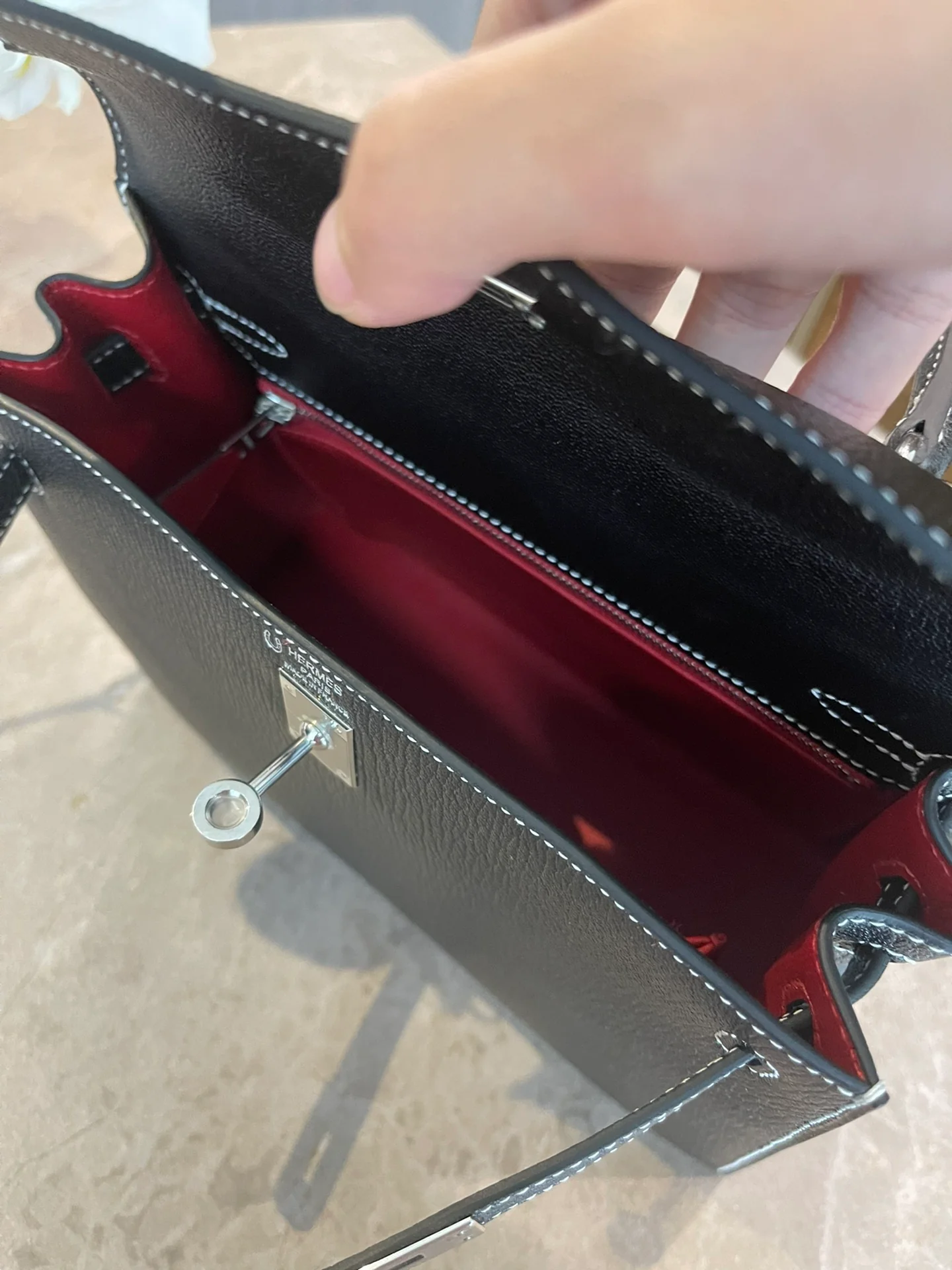 Hermes Kelly 25 - Козья кожа - Резьба в виде подковы - Черно-красный - Серебряная пряжка