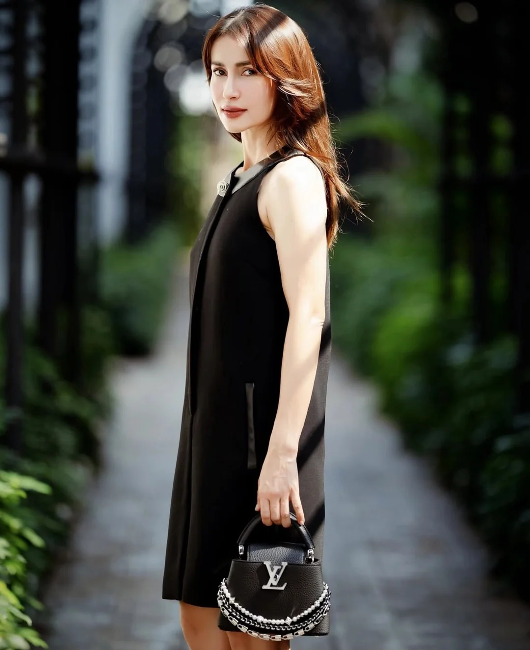 Миниатюрная кожаная сумочка LV Capucines с жемчужной цепочкой - черная