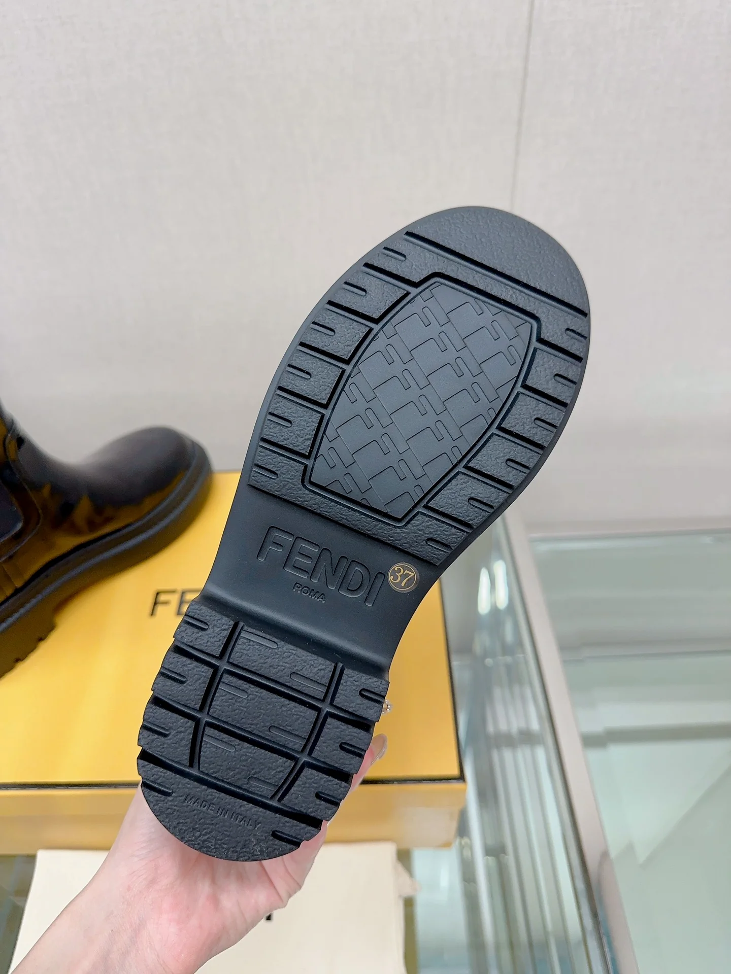 Новинка сезона осень/зима 2023 от Fendi — ботильоны-челси на платформе с эластичным поясом — глянцево-черные.