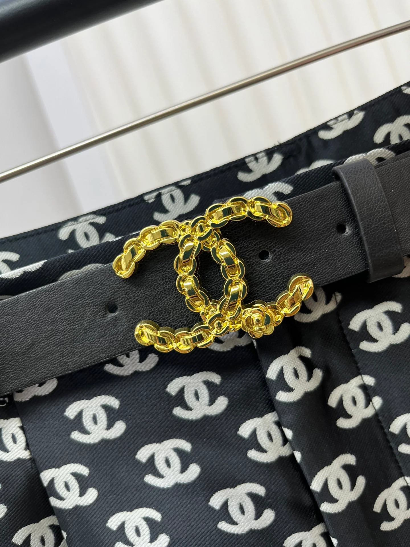 Классические жаккардовые шорты Chanel 2403 с буквенным рисунком - черные.