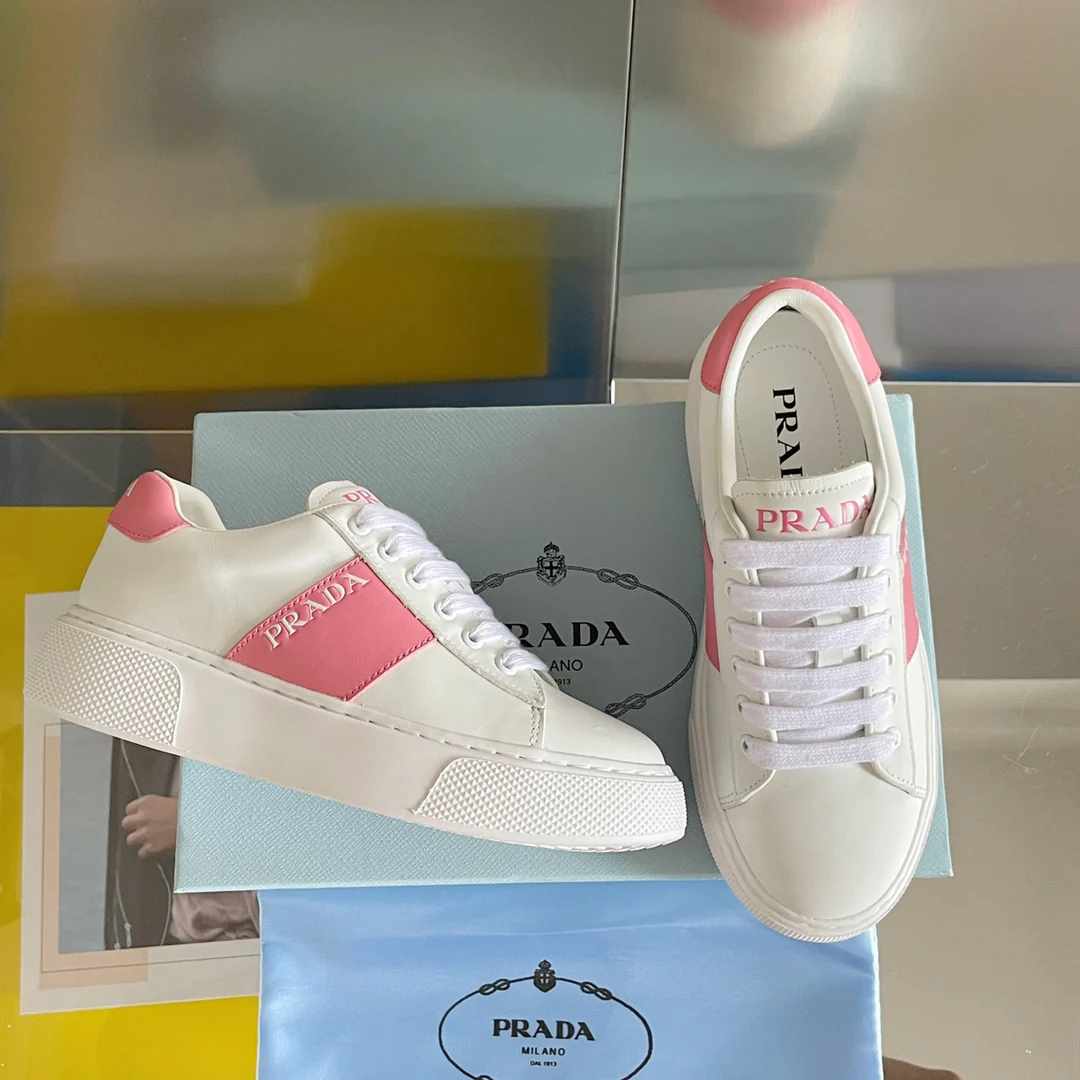 Prada, коллекция ?Ранняя весна 2022? — повседневные туфли на платформе — 13