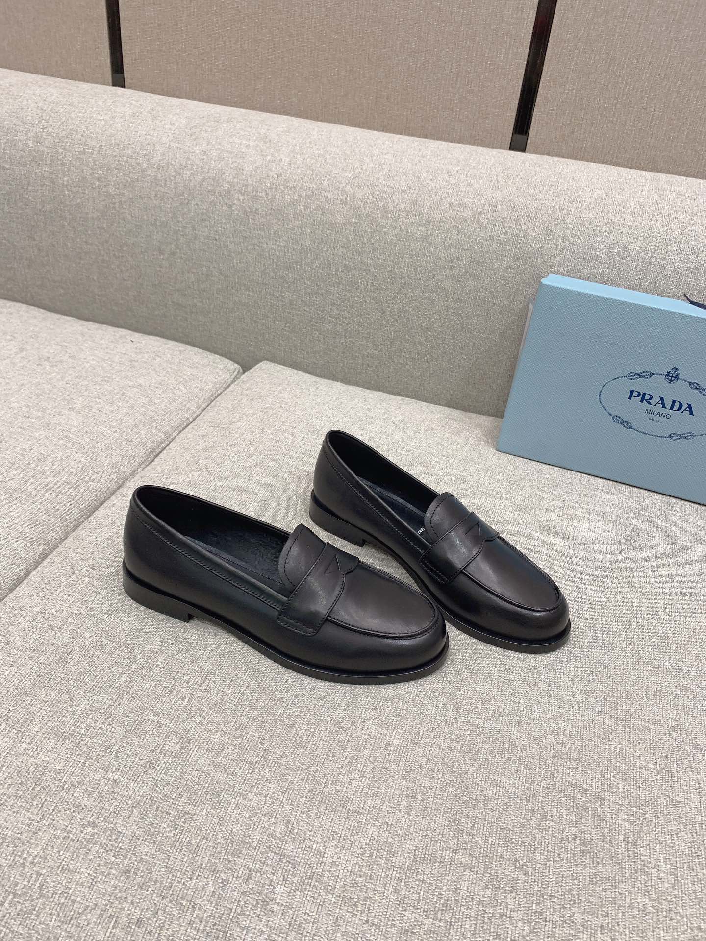 Обувь Prada - плоские лоферы Prada