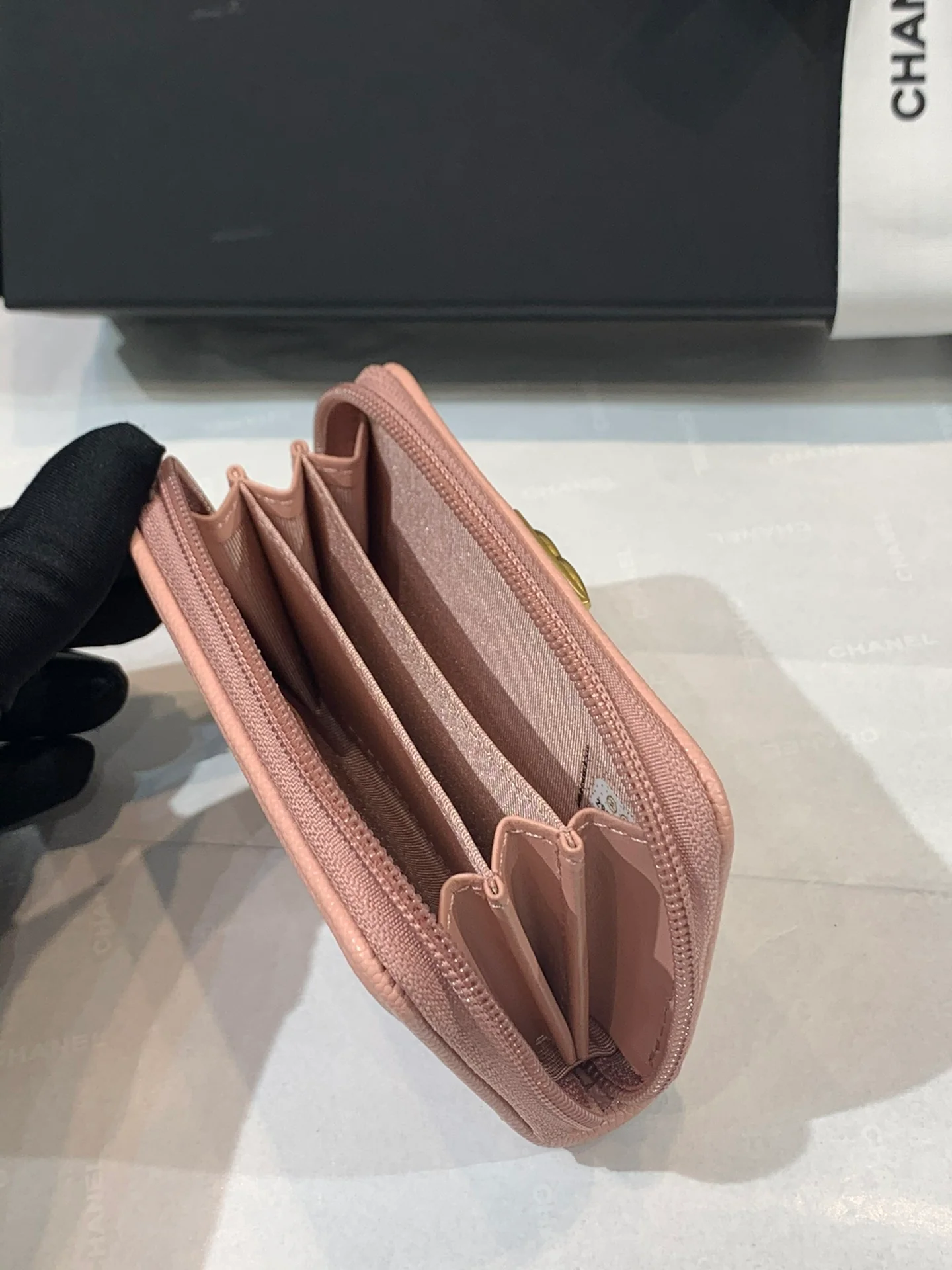 Монетоприемник Chanel Le Boy Classic на молнии - розовый