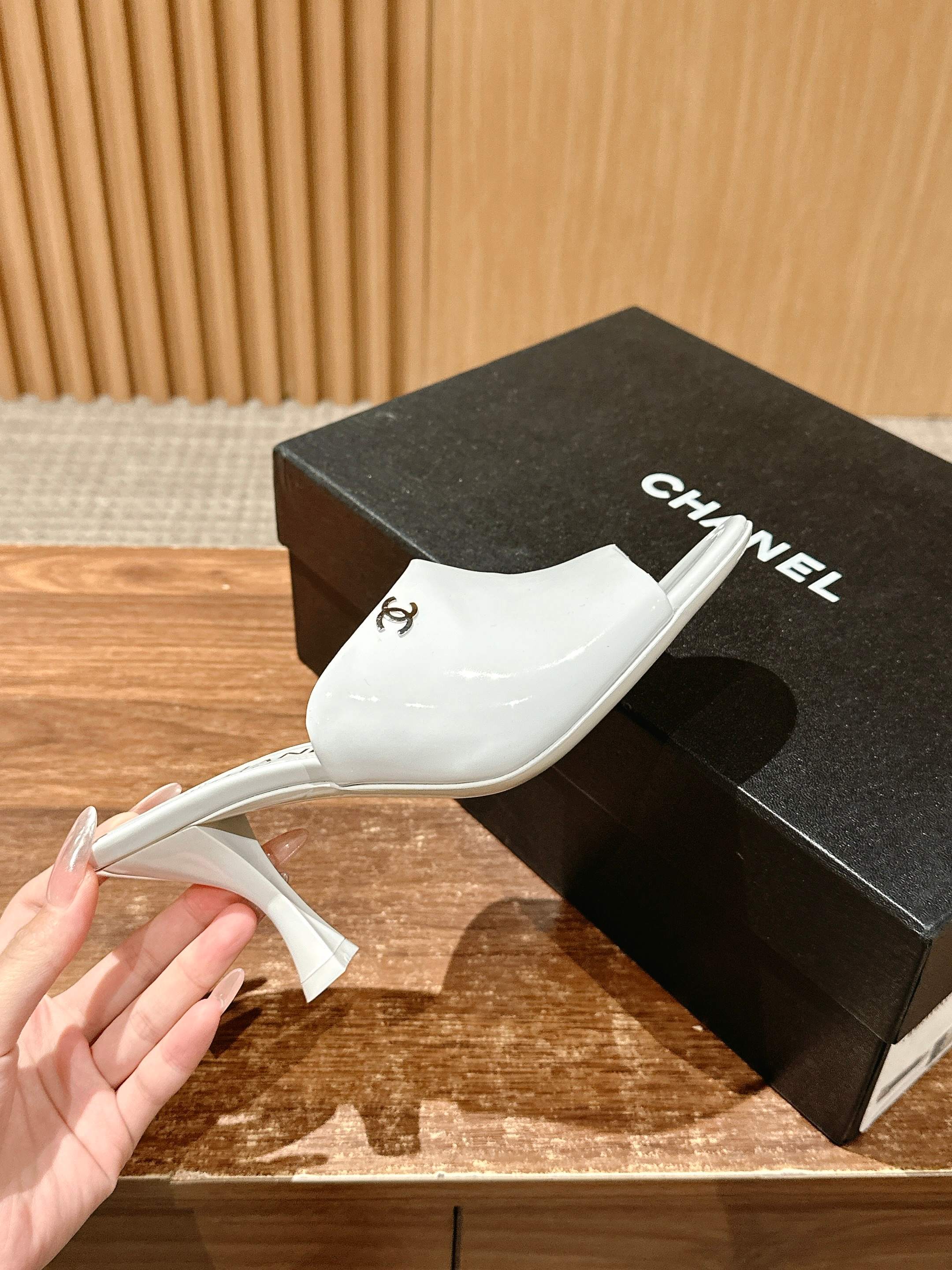 Новинка лета 2025 от Chanel - Туфли на высоком каблуке - Белые