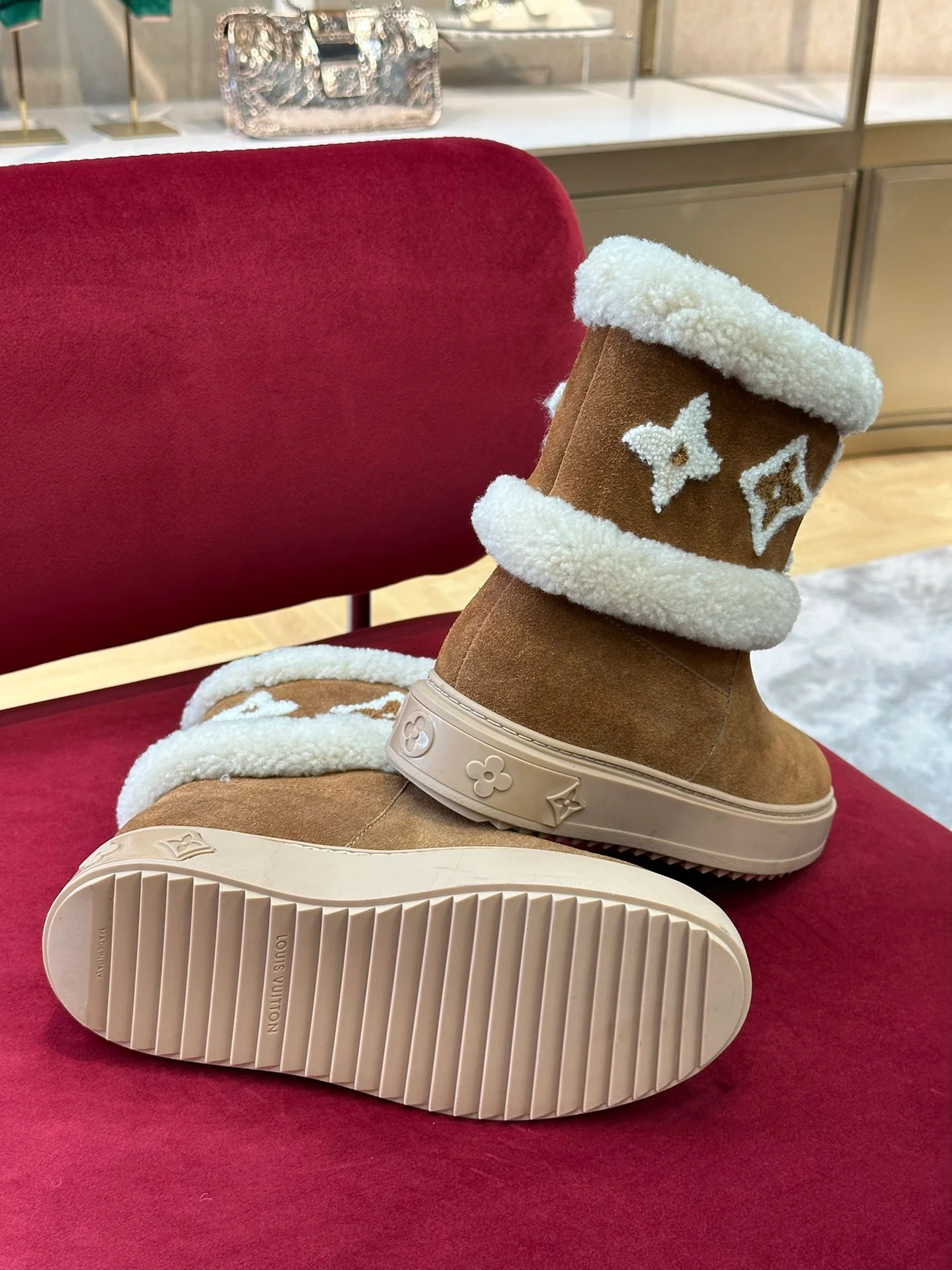 Новинка осенне-зимней коллекции LV 2022 — Снежные сапоги из натуральной овчины — Коричневые — 1 шт.