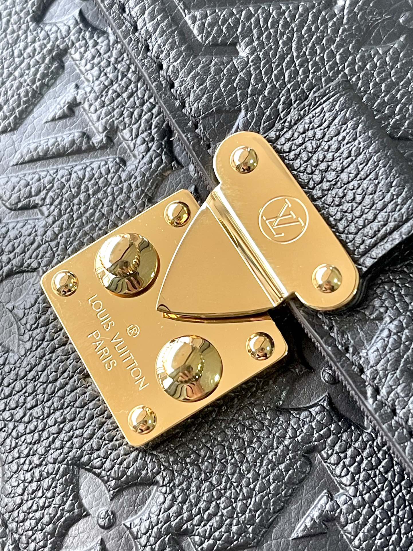 m82637-LV-кошелек-на-цепочке-metis-сумка-кроссбоди-черная тисненая кожа