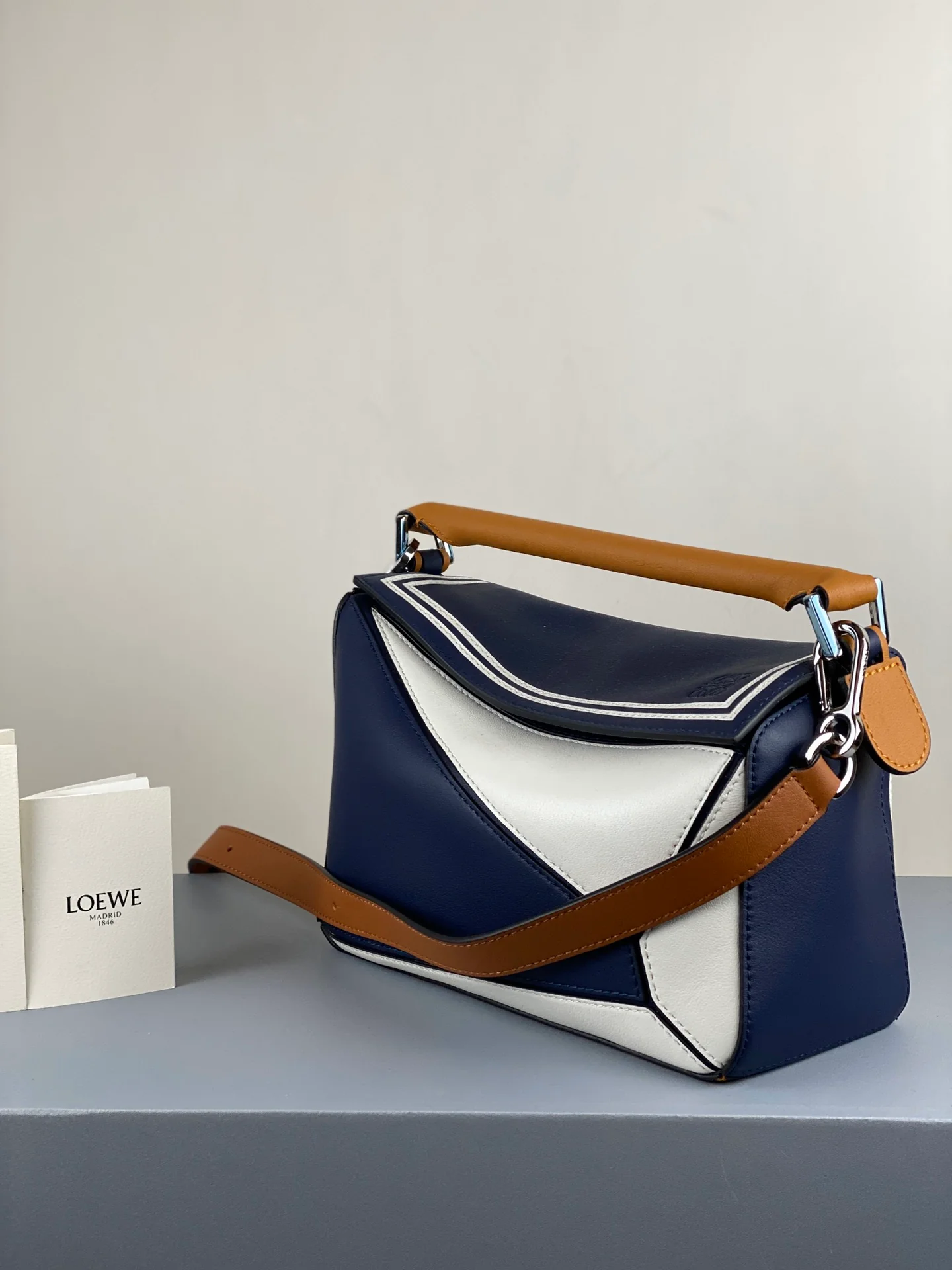 Сумка Loewe Puzzle из телячьей кожи, размер S (14).