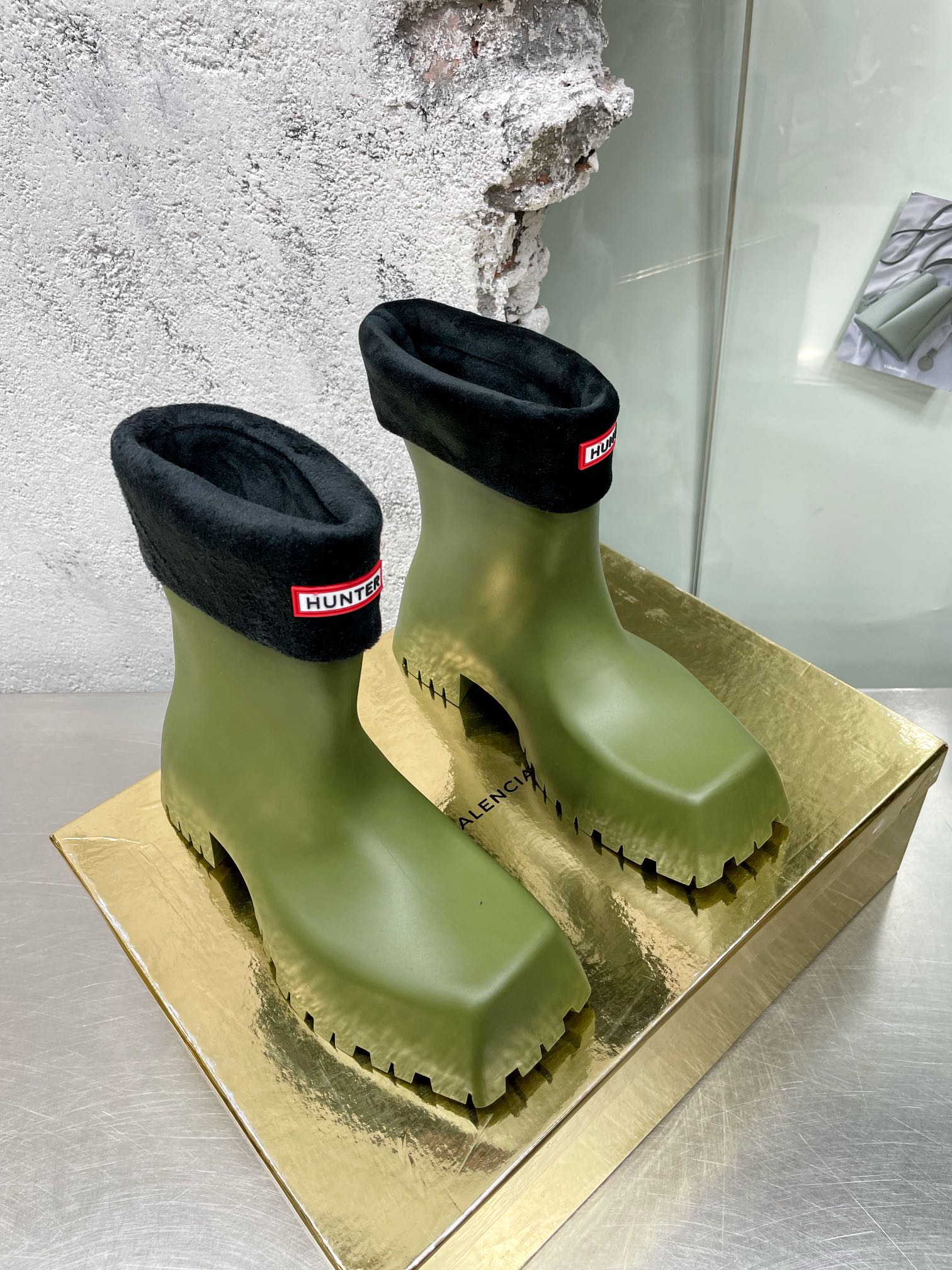 Сотрудничество Balenciaga и Hunter — суперпопулярные парижские резиновые сапоги.