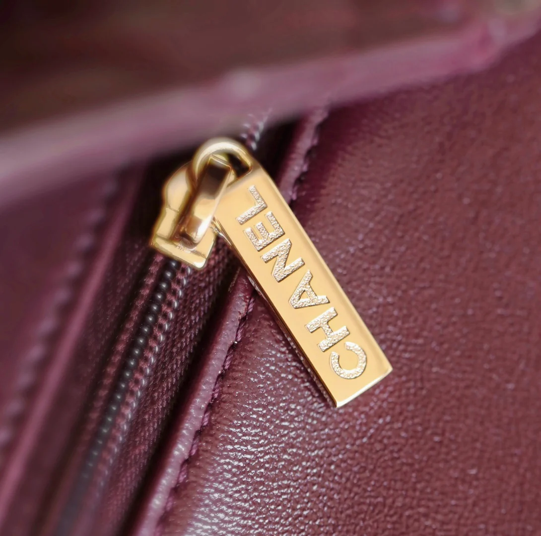 Маленькая бордовая сумочка Chanel с клапаном и привинчивающейся ручкой.