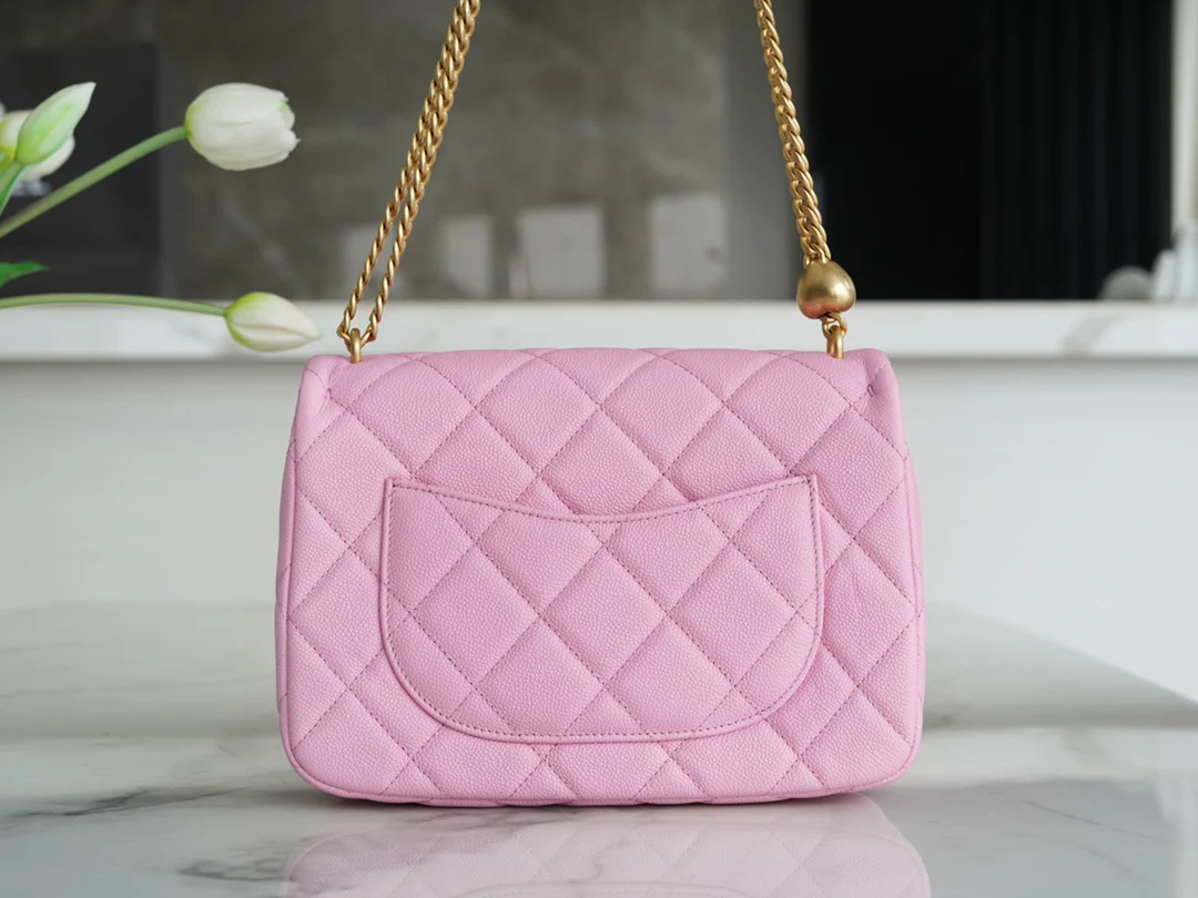 Новинка сезона весна/лето 2023 от Chanel - Сумка на цепочке в форме сердца - CF Bag - Светло-розовая - 24 см
