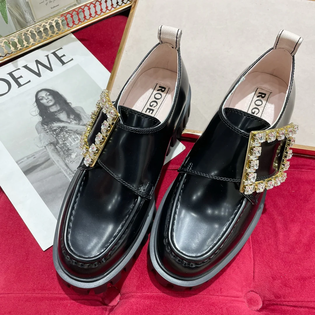 Лоферы из лакированной кожи с пряжками