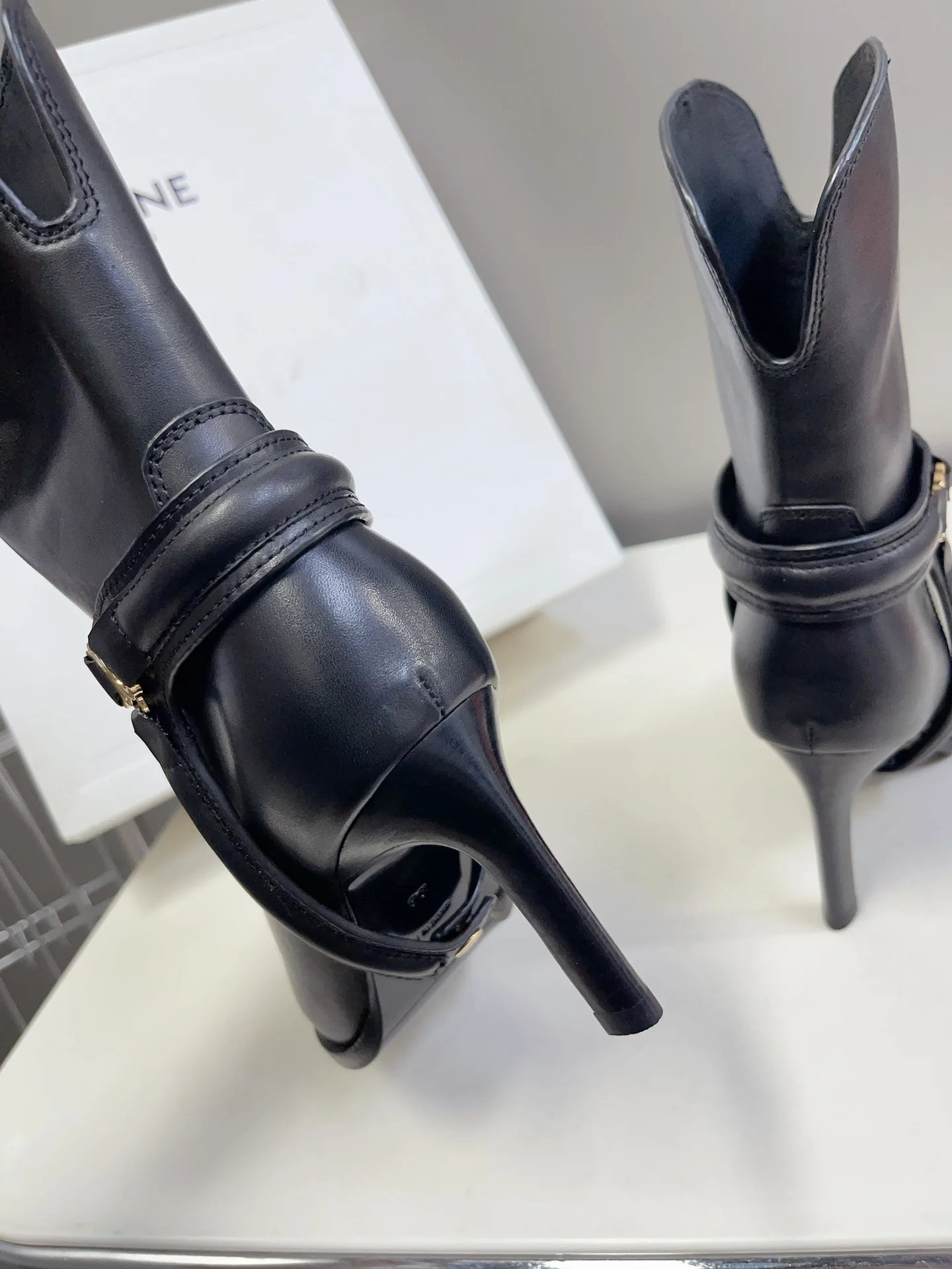 Новинка начала осени 2023 года от Celine: ботильоны на высоком каблуке с острым носком.