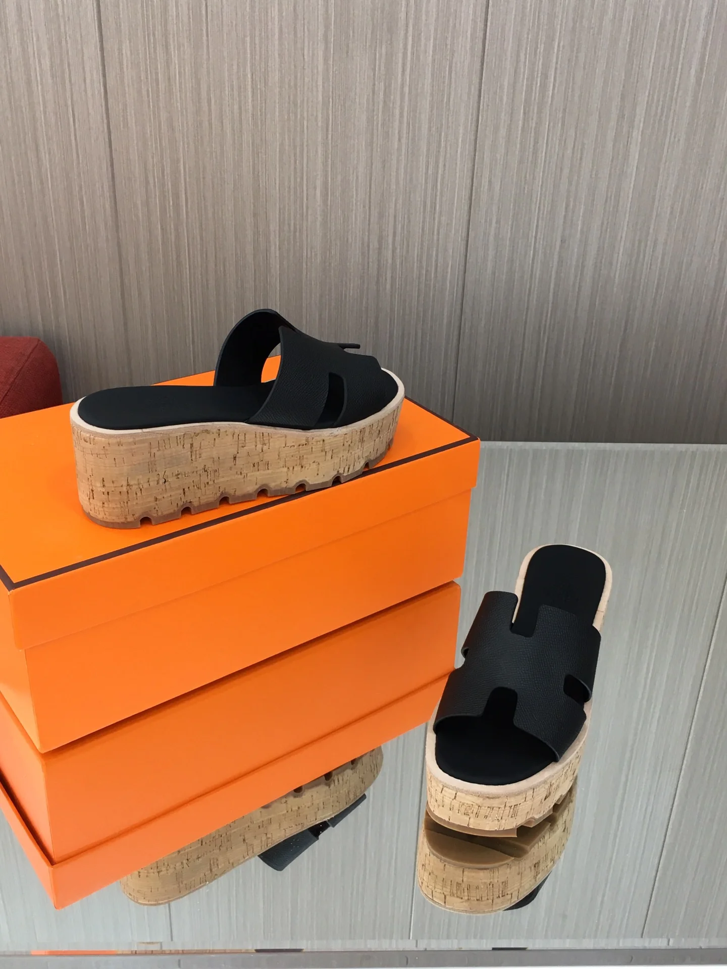 Новинка сезона весна/лето 2023 от Hermes - кожаные тапочки на платформе с принтом пальм - черные.