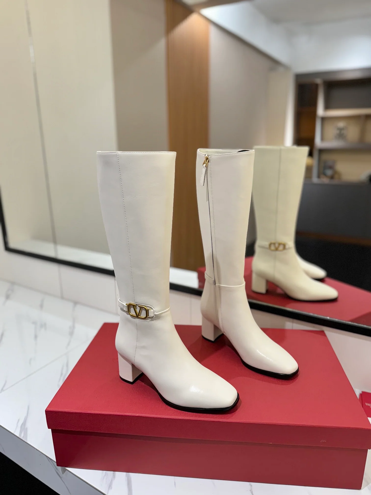 Сапоги для верховой езды Valentino 2024 с маленькой V-образной пряжкой и логотипом - белые