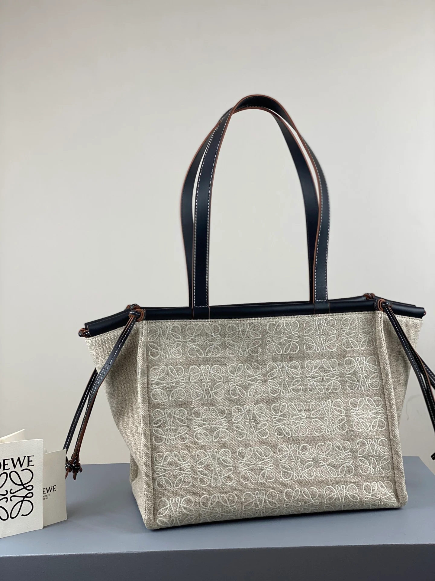 Сумка-тоут Loewe с подушкой, маленькая