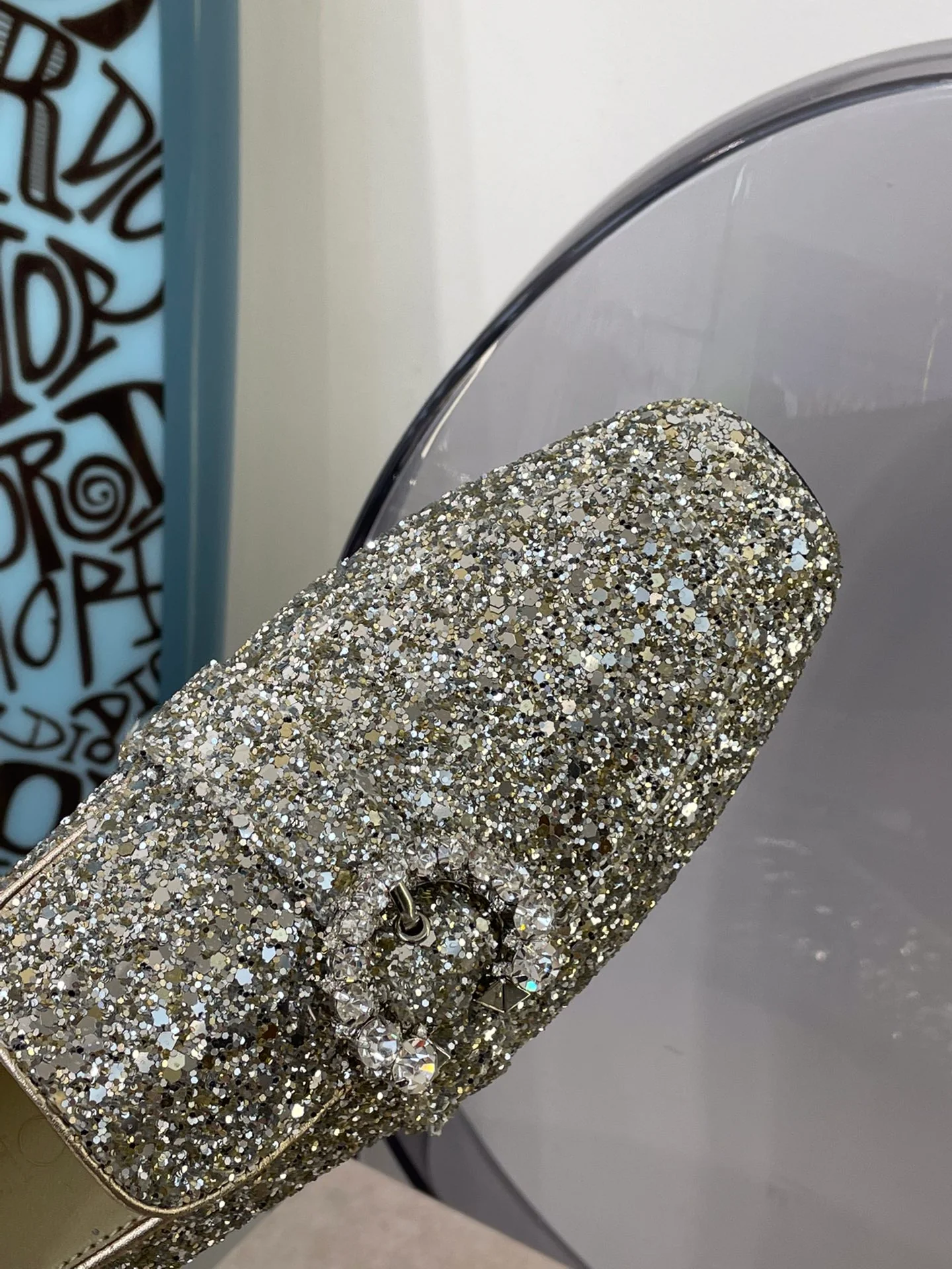 Лоферы Jimmy с пряжками, украшенными стразами.