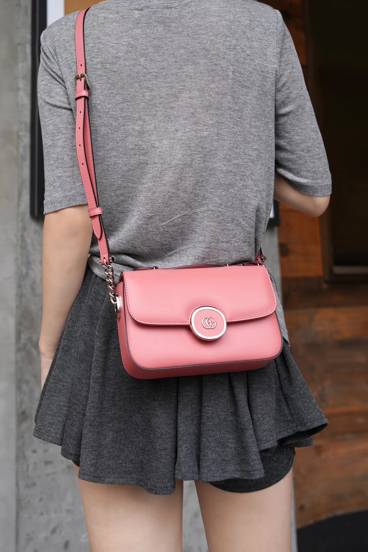 Миниатюрная сумка Gucci Petite GG на цепочке - розовая.