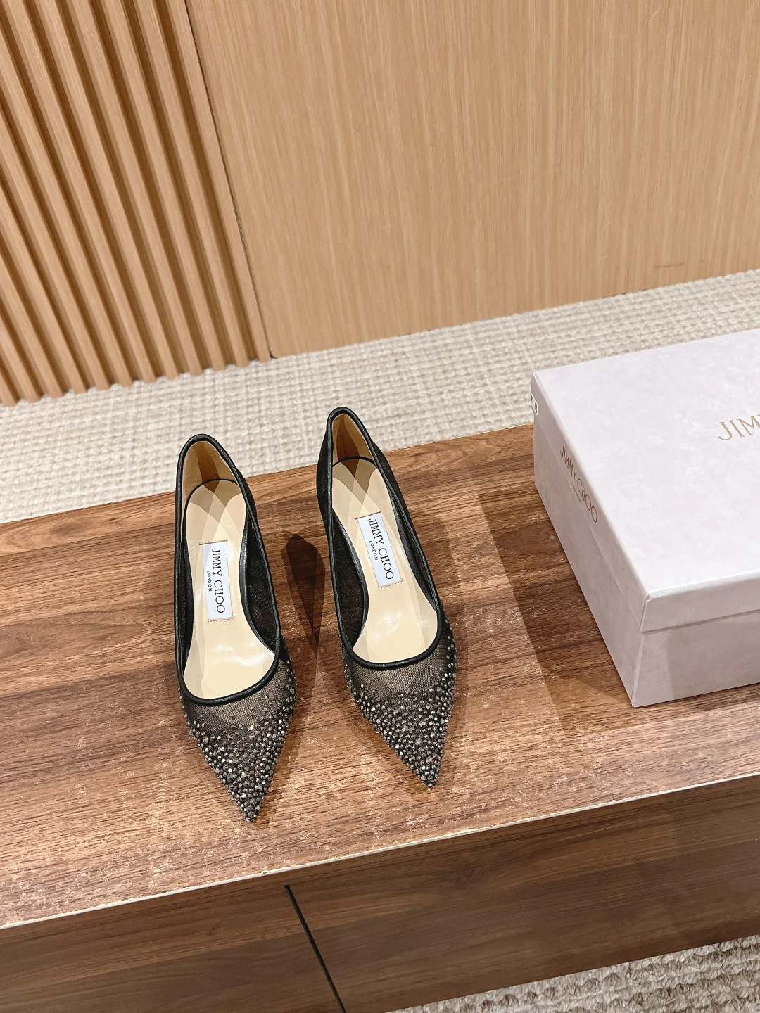 Туфли на высоком каблуке Jimmy Swarovski с сетчатым верхом и острым носком, черные с серебристыми элементами.