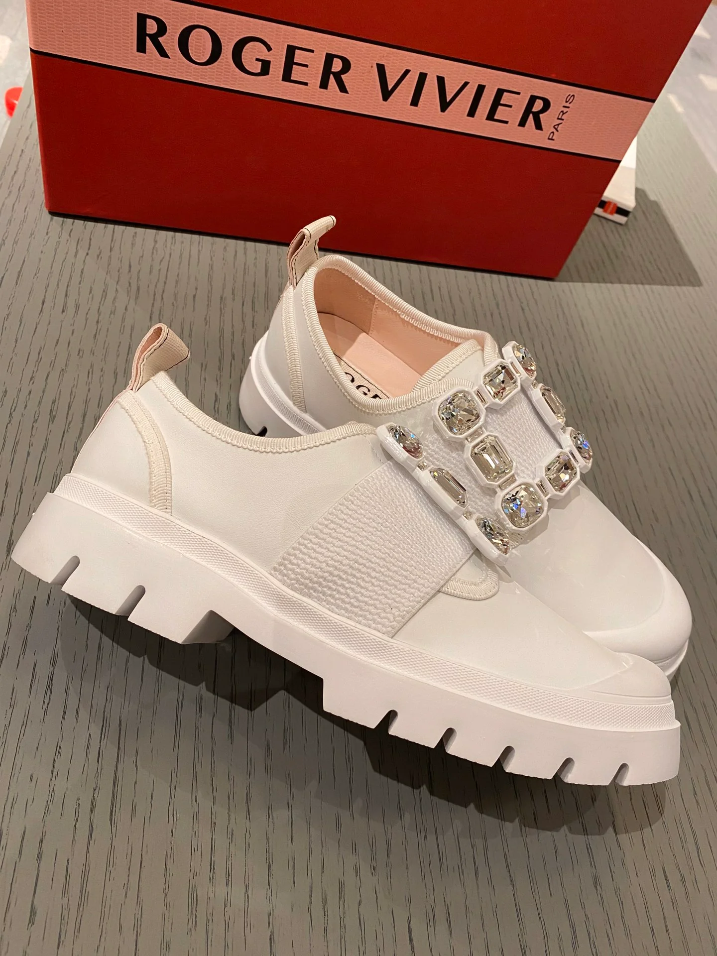 Кожаные кроссовки с пряжками - белые