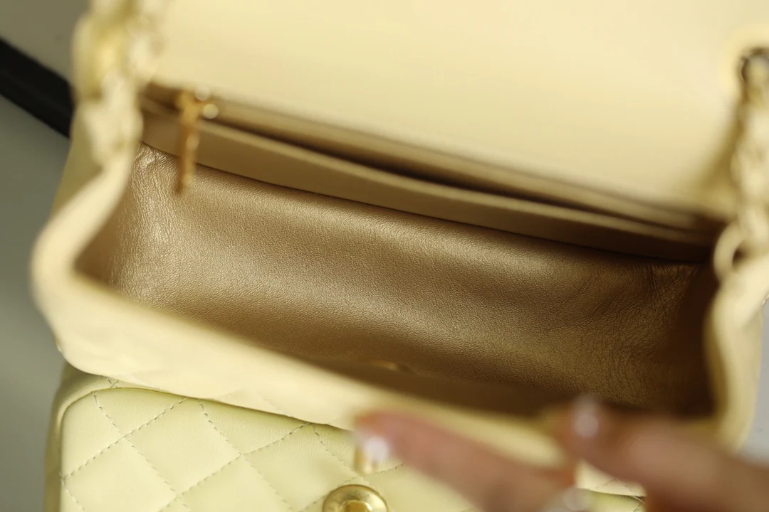 Chanel - Квадратная сумка Gold Globe - Мини-сумочка в форме куриного желтка