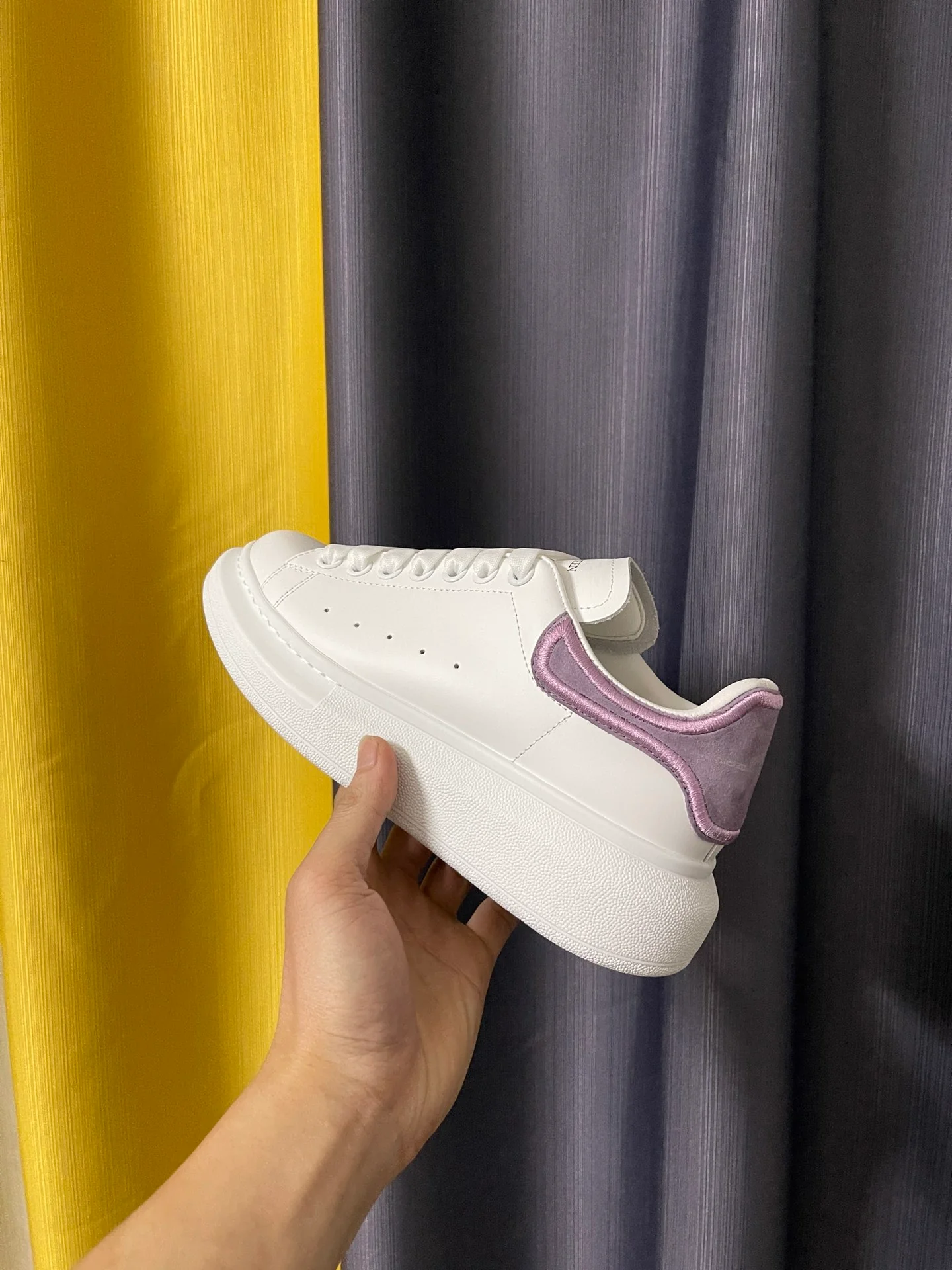 Классические белые кроссовки McQueen - унисекс - фиолетовая вышивка на пятке