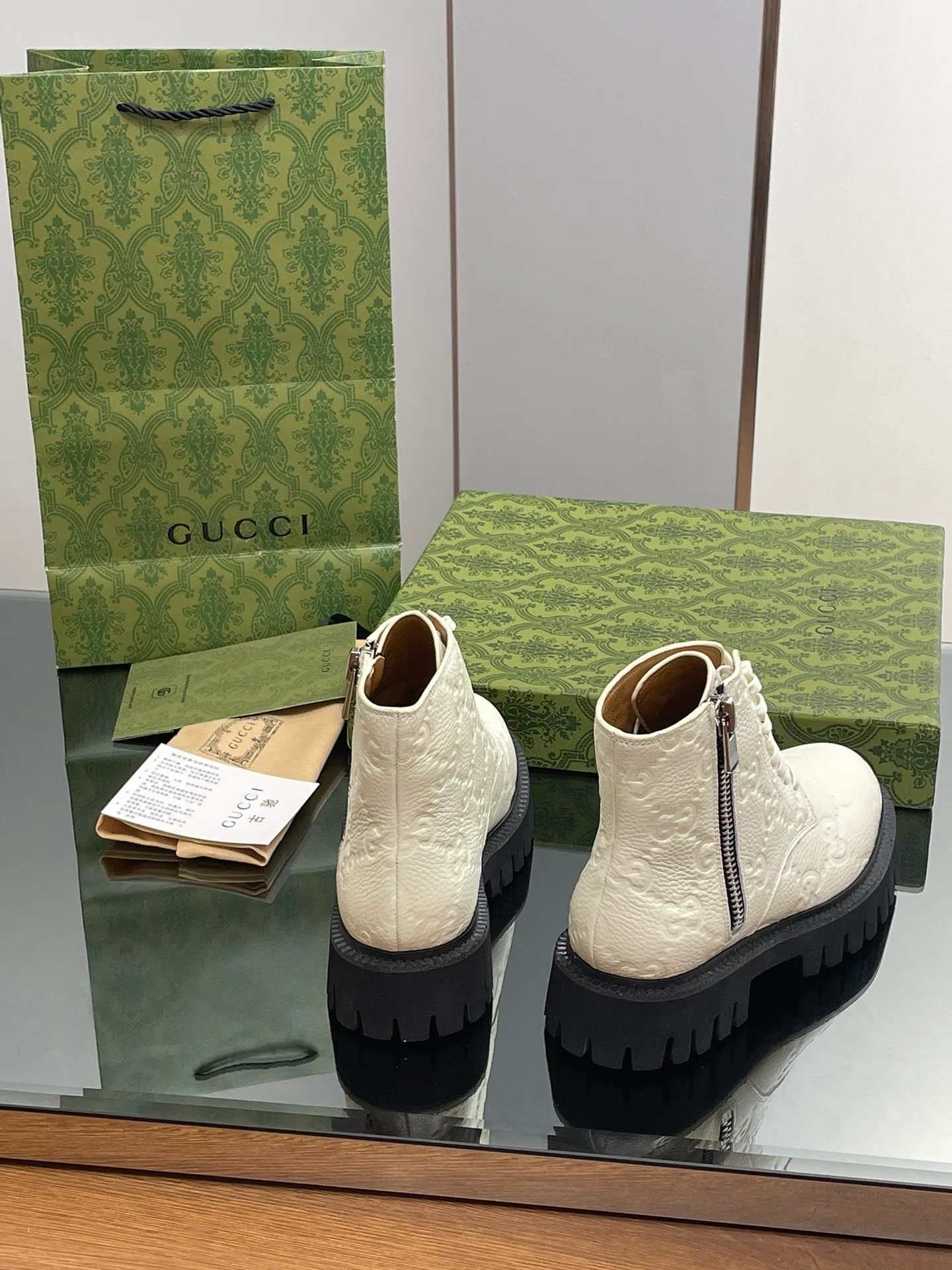 Новинка сезона осень/зима 2023 — Ботильоны Gucci с тиснением Double G — Белые