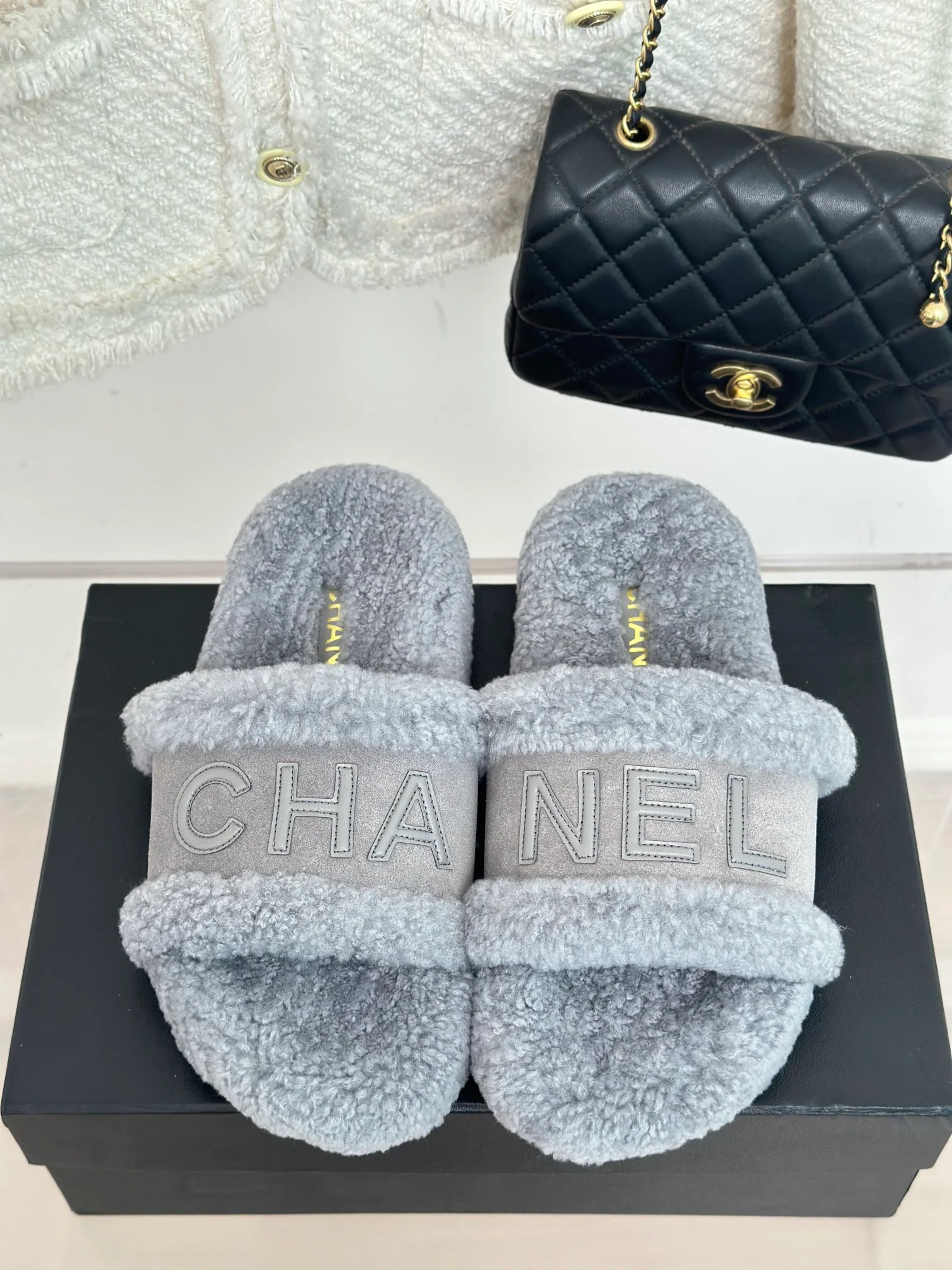 Новинка сезона осень/зима 2023 от Chanel — Меховые тапочки — Серые с буквенным рисунком