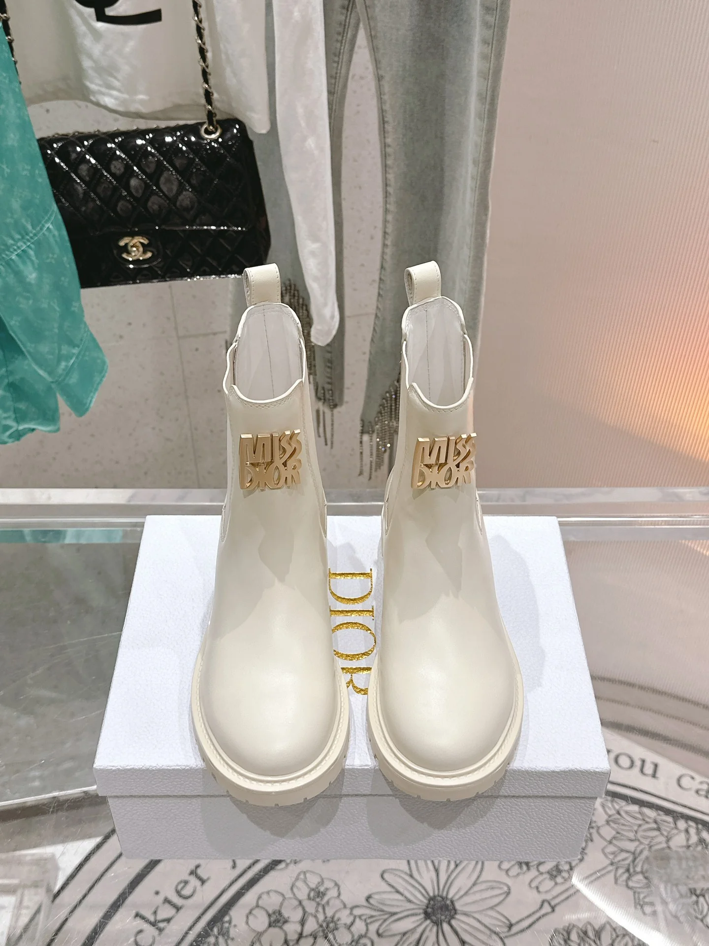 Ботинки Dr. Martens с логотипом Dior 2024 — белые.