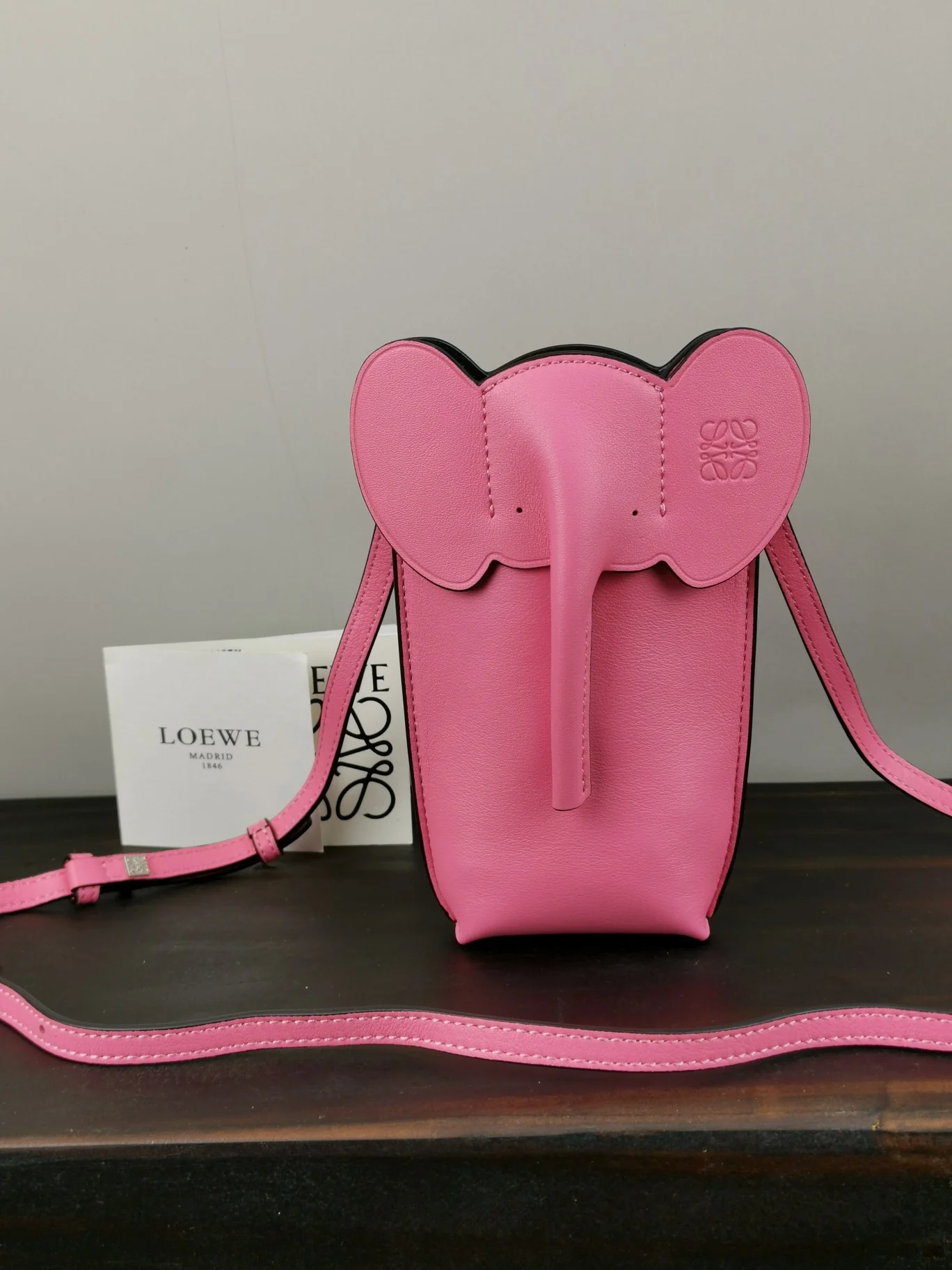 Loewe - Сумка для телефона New Elephant - Розовая