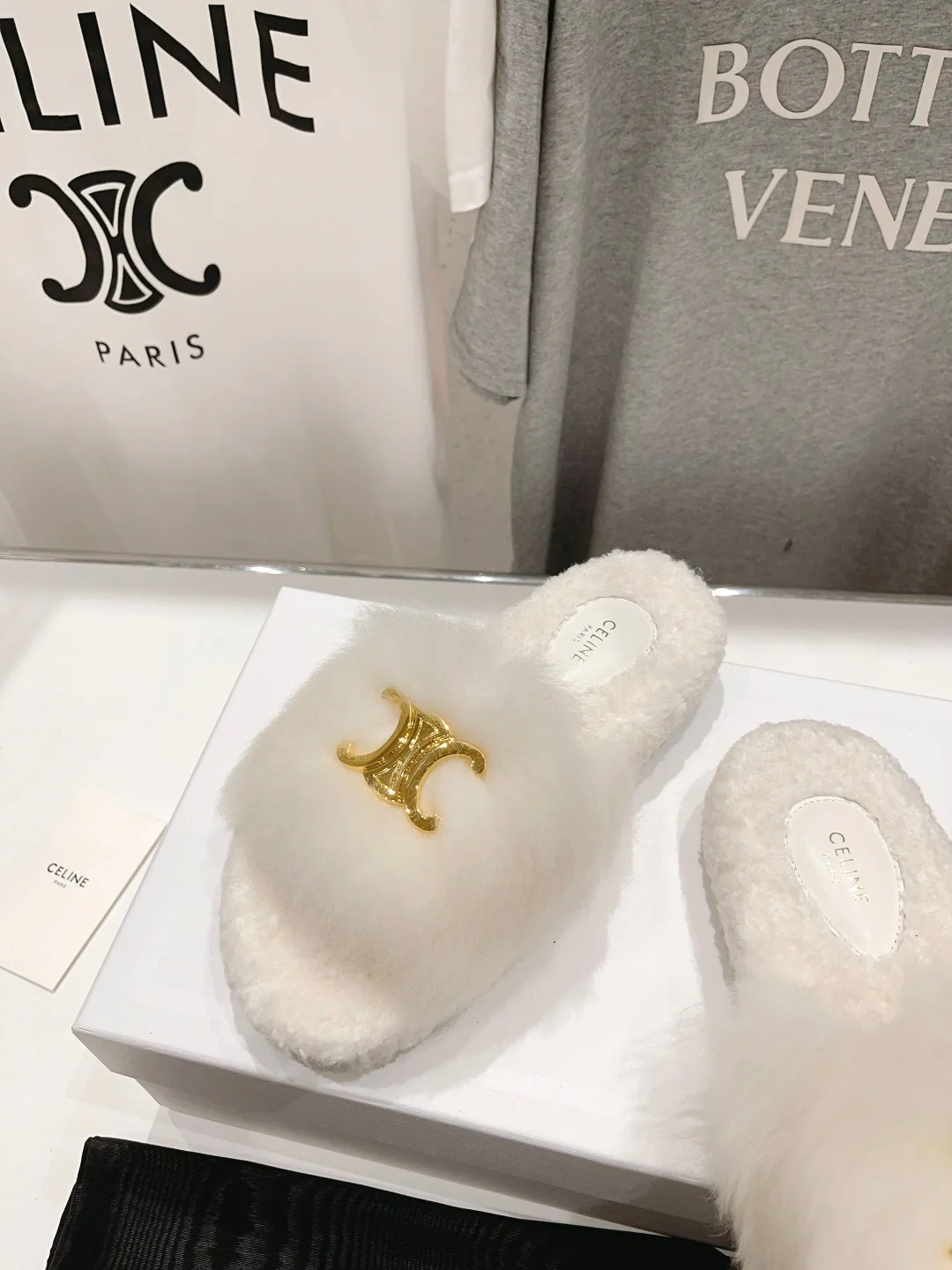 Новинка сезона осень/зима 2023 от Celine - Шерстяные тапочки - Перекрестный крой - Белый - 1