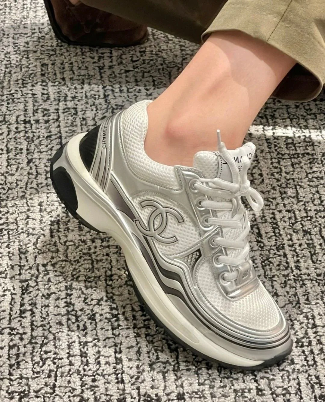 Новинка сезона осень/зима 2023 от Chanel - Кроссовки - Улучшенная версия - Серебристые