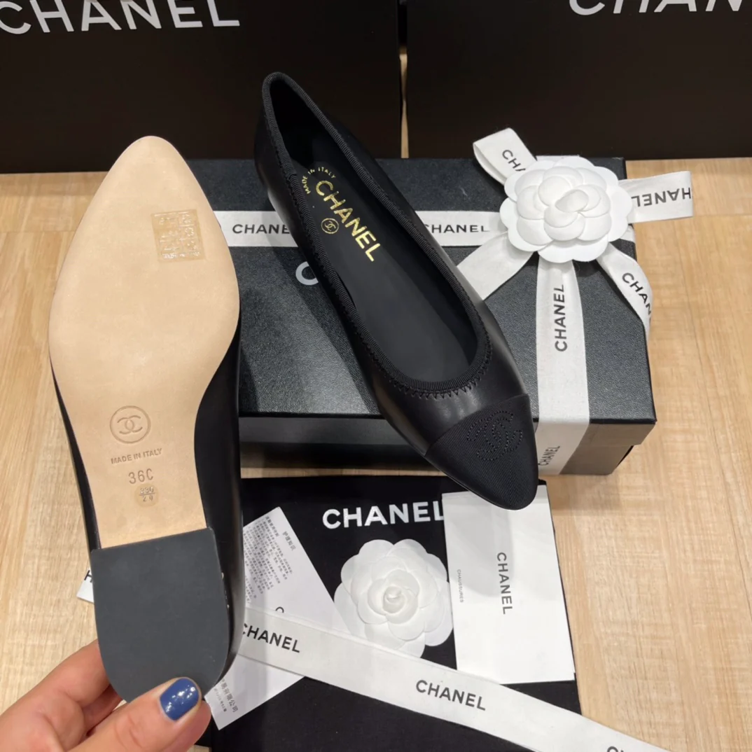 Chanel - Черные балетки с острым носком