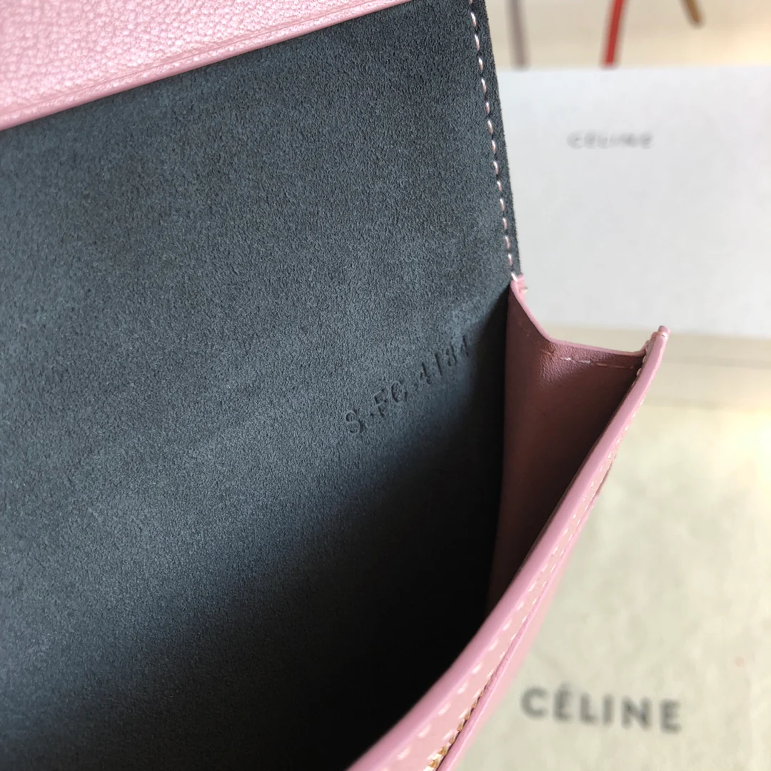 Длинный кошелек Celine — черно-розовый — с принтом в виде пальмовых листьев.