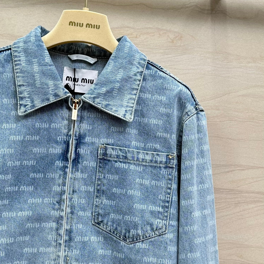 Miu Miu - 2404 - 24 Новинка ранней весны. Джинсовая куртка с принтом и буквами.