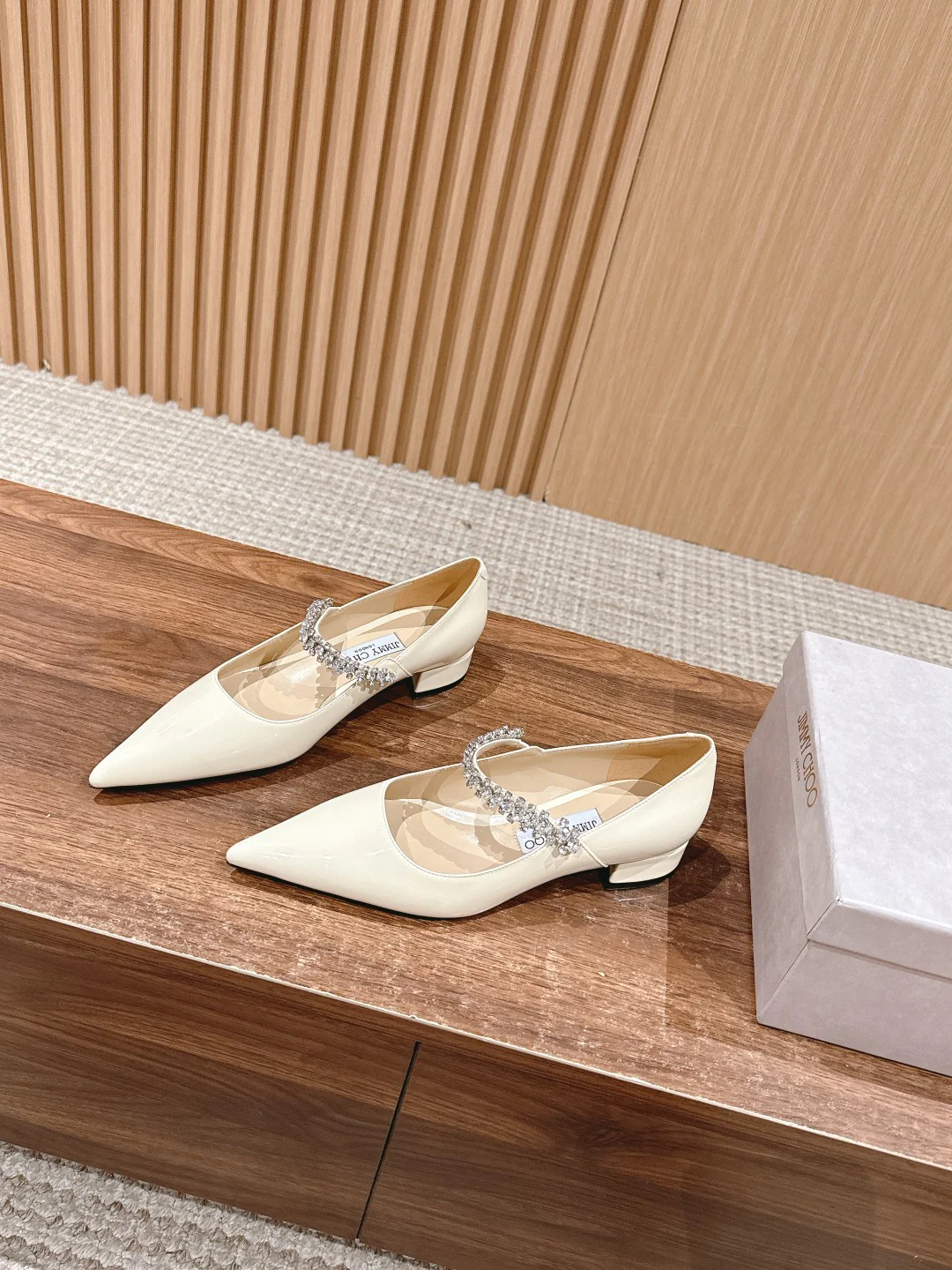 Туфли Jimmy Mary Jane с хрустальным колье на одной лямке — белые.