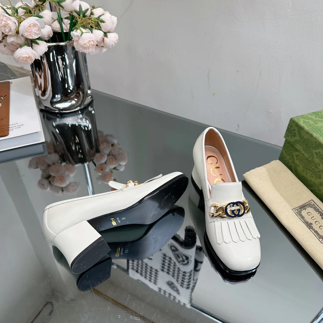 Новинка сезона осень/зима 2023 от Gucci - Лоферы на высоком каблуке из кожи - Белые