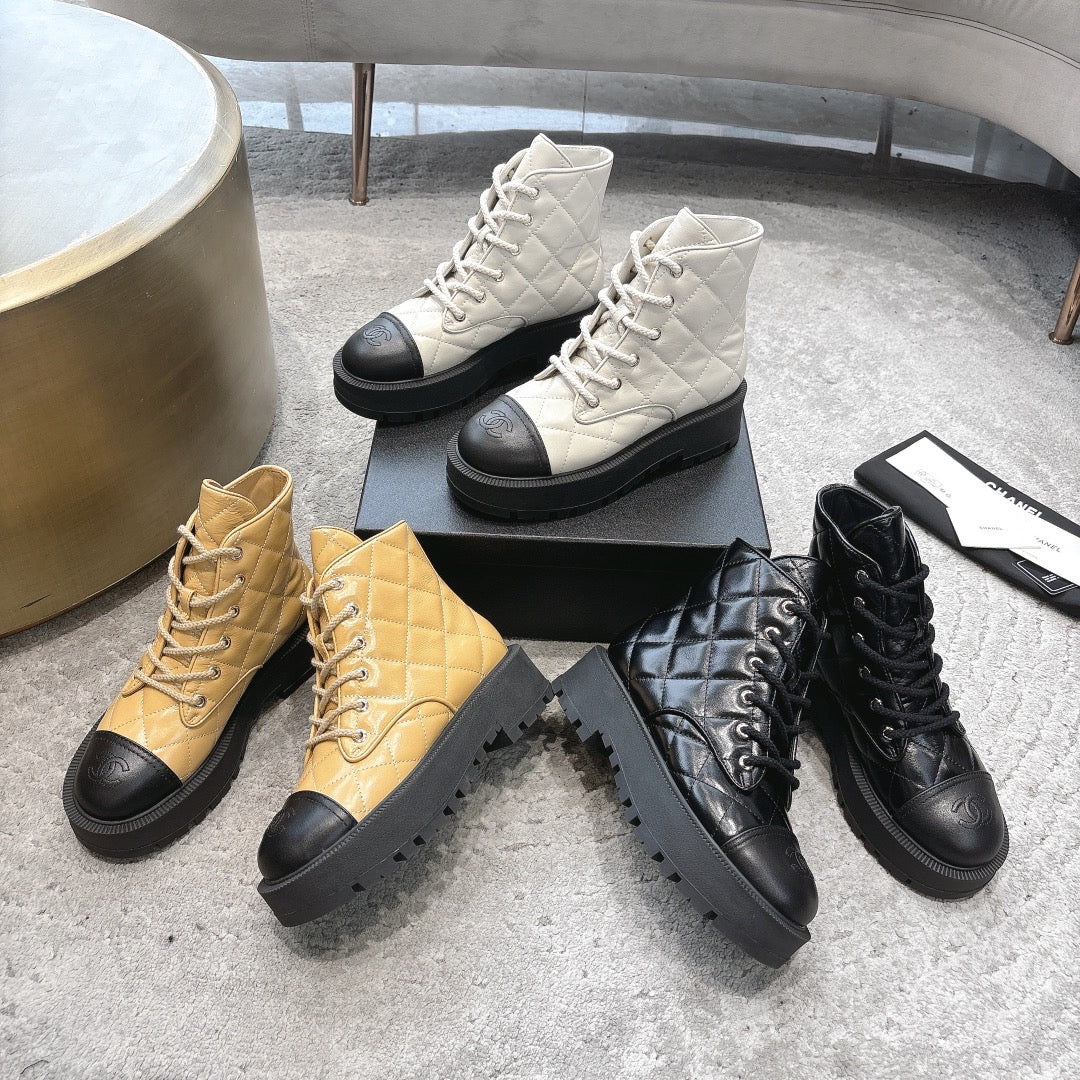 Логотип Chanel 2024. Ботинки Dr. Martens - изображение из коллекции.