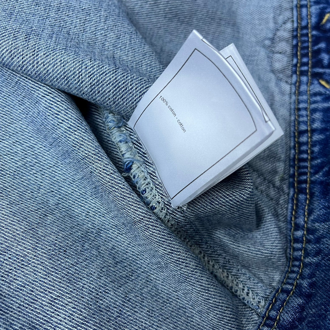 Chanel - Новинка 24 апреля 2024 года - Комплект из джинсовой ткани и жилета с двойной буквой С и брошью.