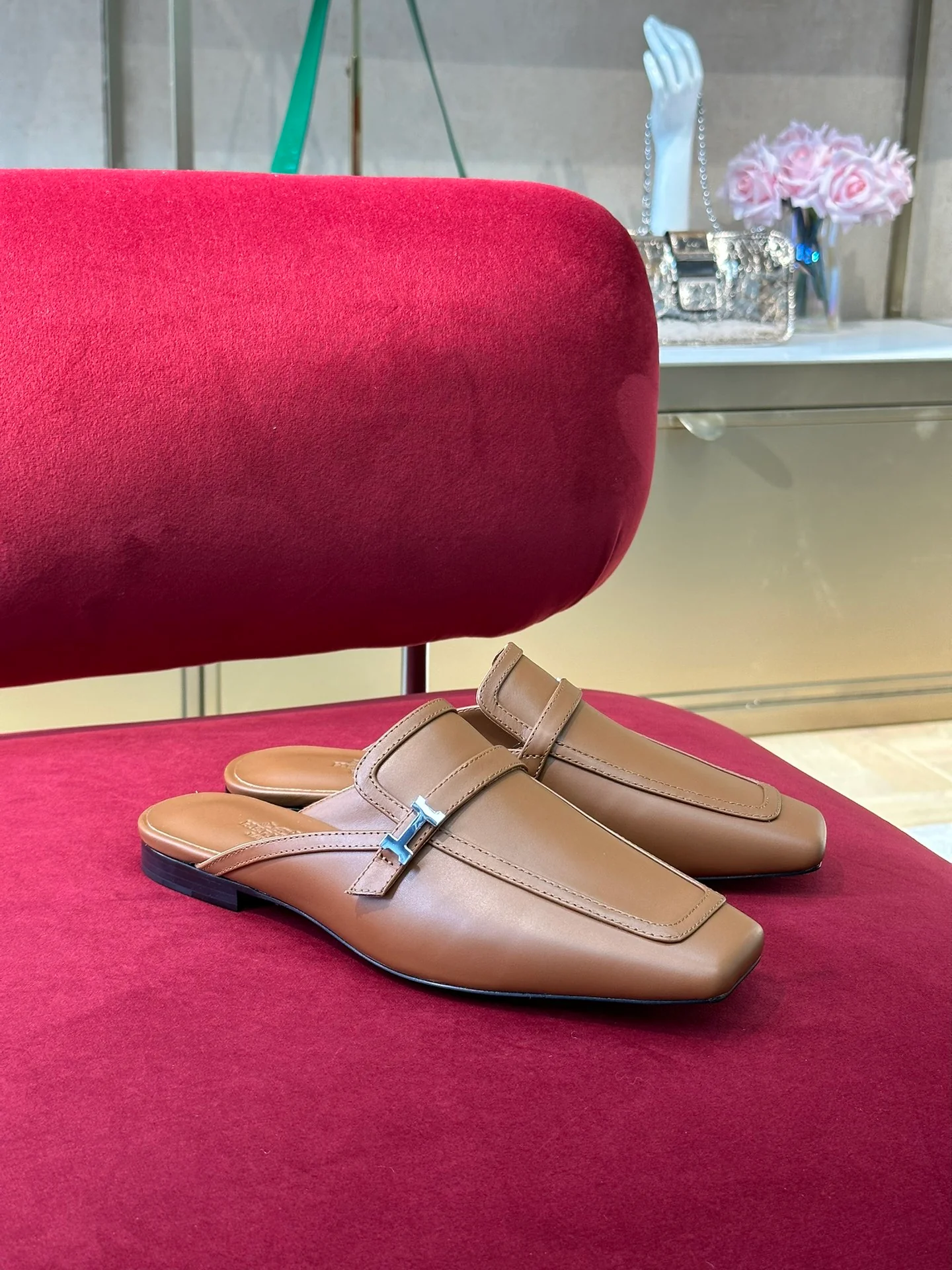 Новинка сезона весна/лето 2023 от Hermes - Кожаные тапочки с квадратным носком - Коричневые