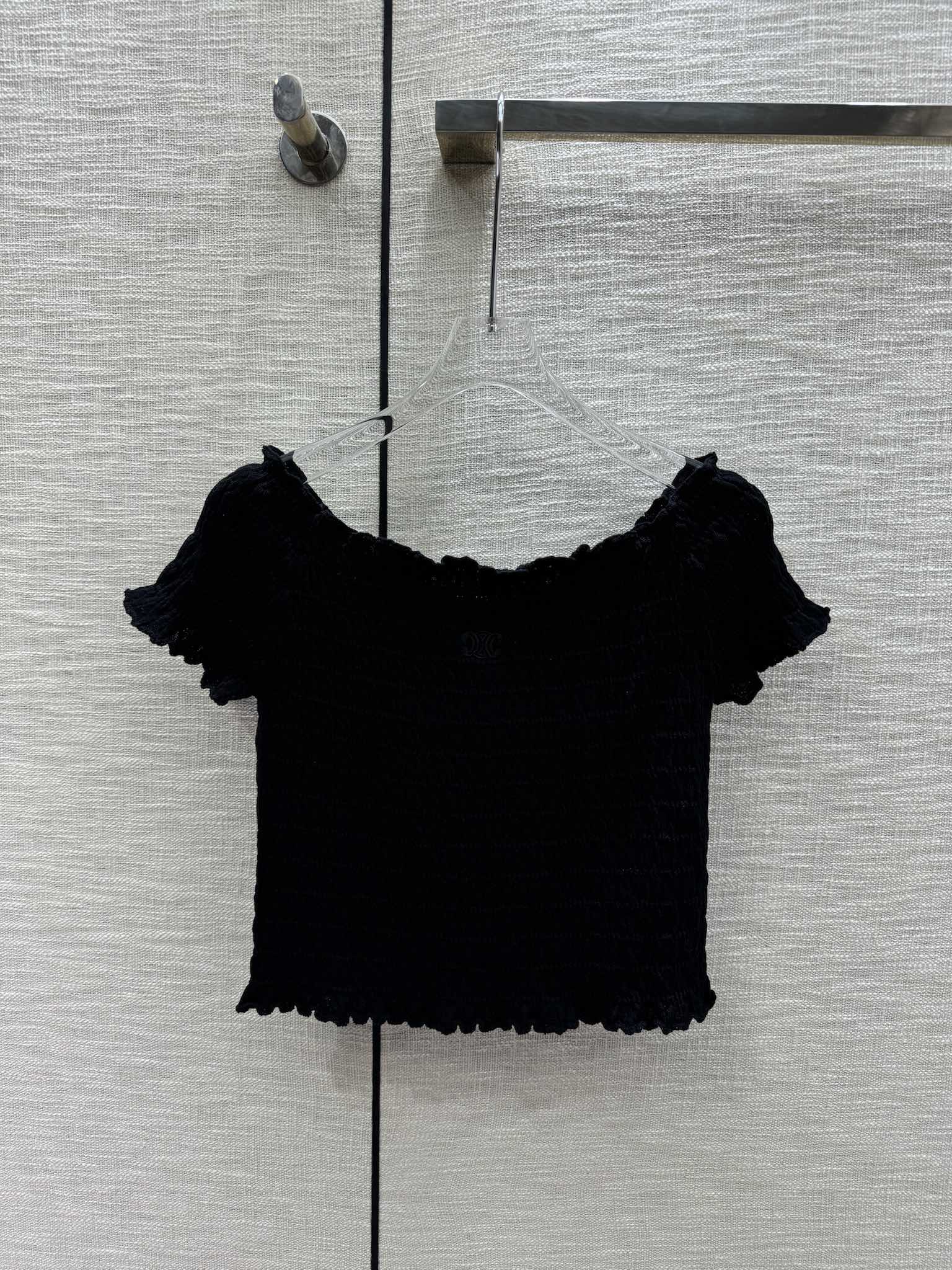 Celine 2403 - Трикотажное платье с коротким рукавом и плиссировкой, открытыми плечами - Черное