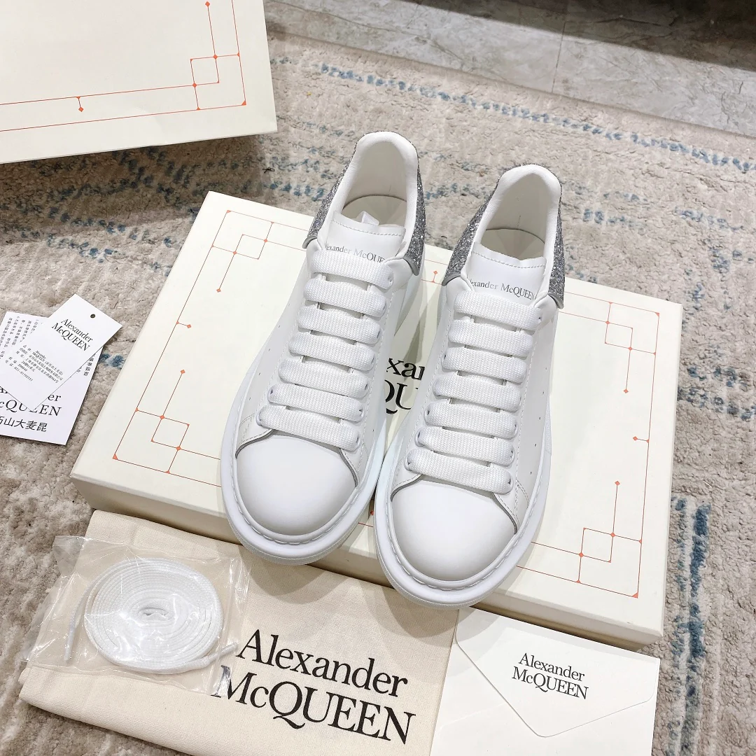 Классические белые кроссовки McQueen - ярко-розовый каблук - серые