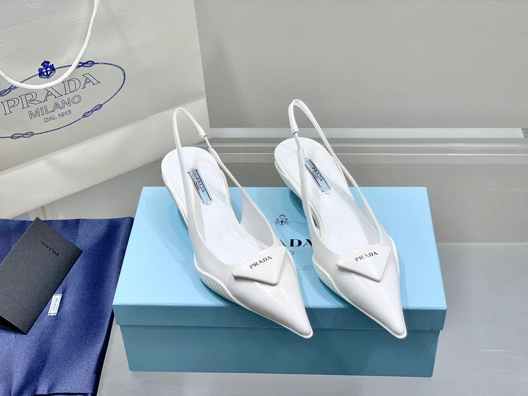 Prada - Белые туфли на низком каблуке