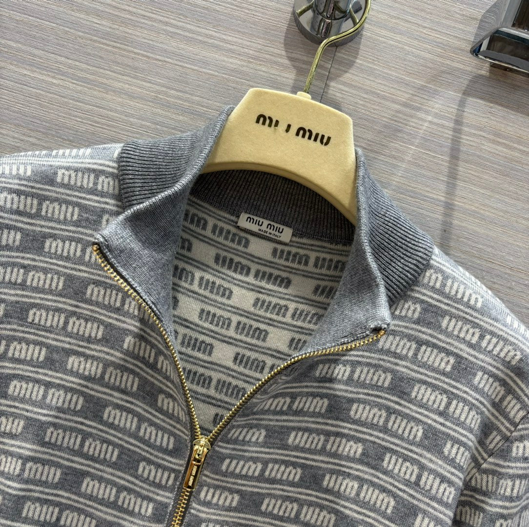 Miu Miu-2404 - Милый и стильный девичий кардиган на молнии, визуально уменьшающий возраст.