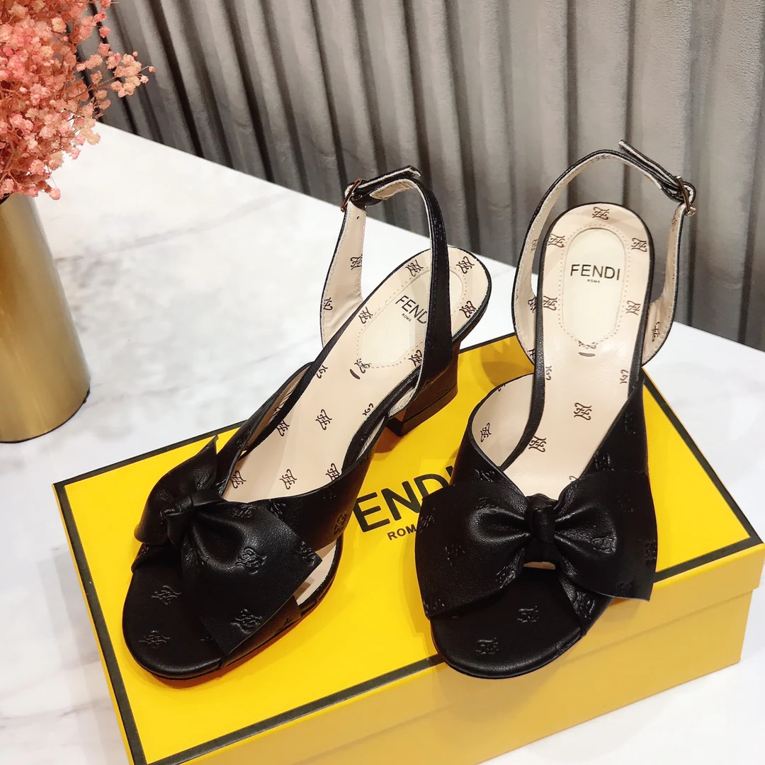 Весенние сандалии Fendi 2022 на низком каблуке - черные