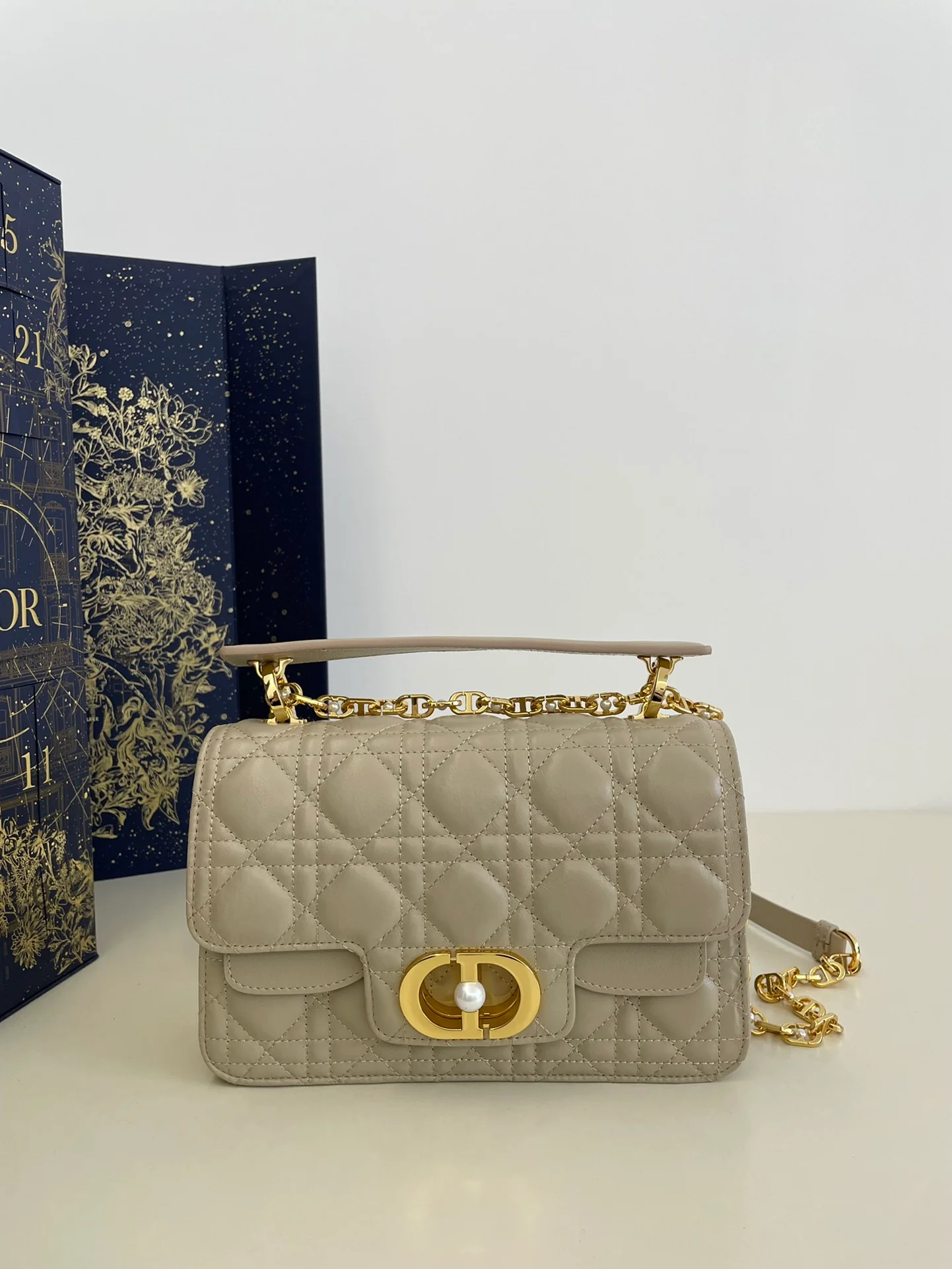 Сумка Dior Jolie из серии с жемчужной цепочкой, абрикосового цвета, среднего размера.