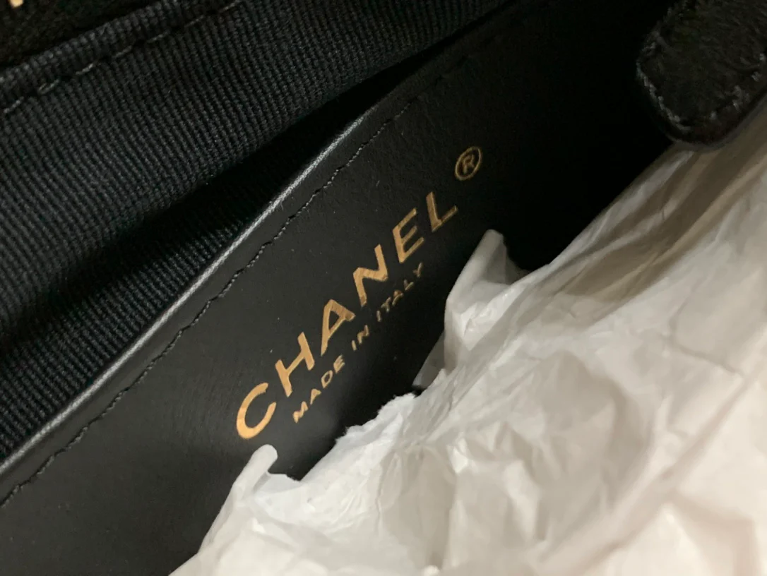 Сумка-хобо Chanel 2022 года, черная.