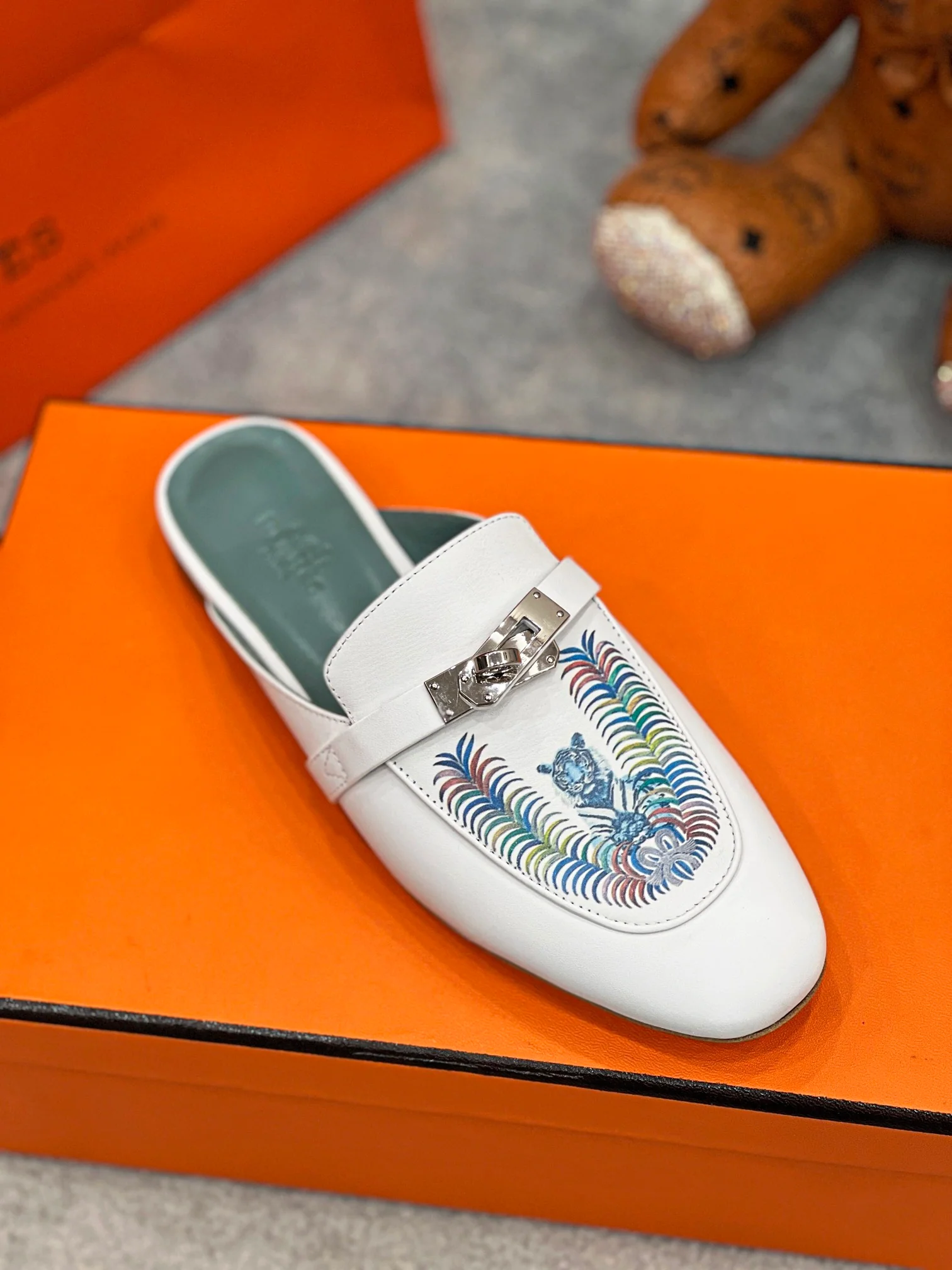 Новинка весны 2022 года от Hermes - мюли без шнурков.