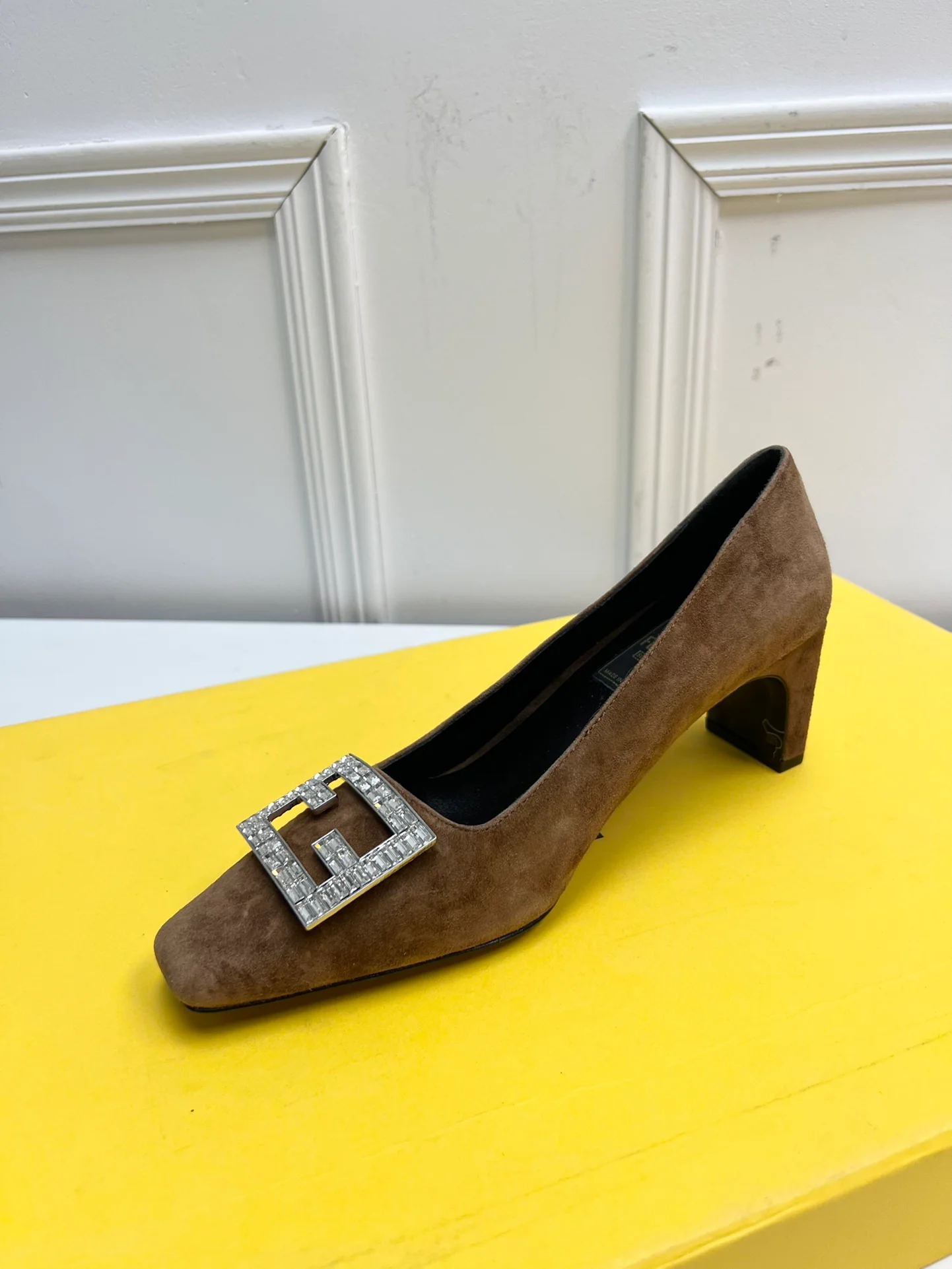 Туфли Fendi на среднем каблуке с квадратным носком и пряжкой, украшенные стразами - коричневые