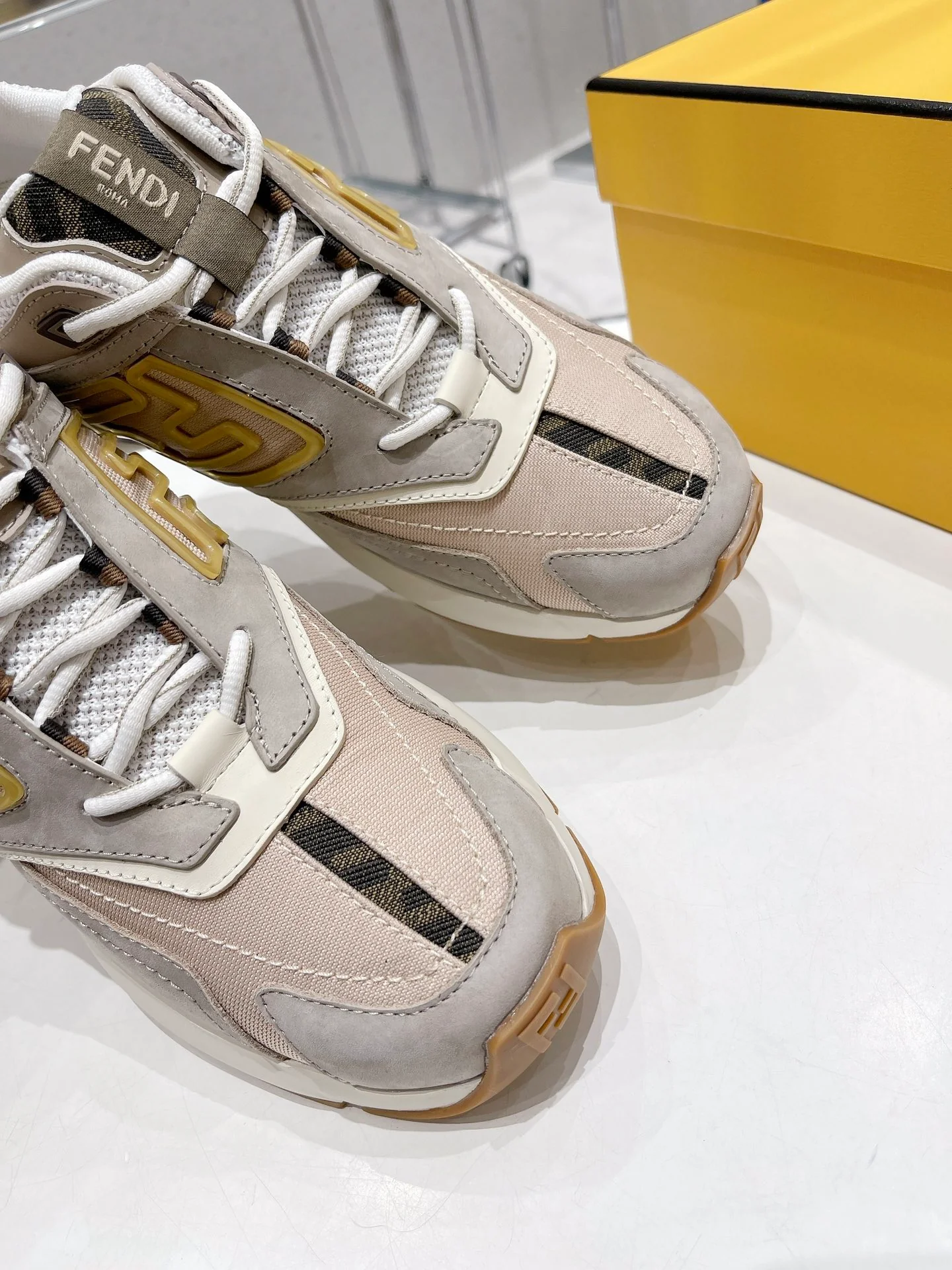 Fendi - Новинки сезона осень/зима 2022 - Ретро кроссовки - Массивная обувь - Парный стиль - 1