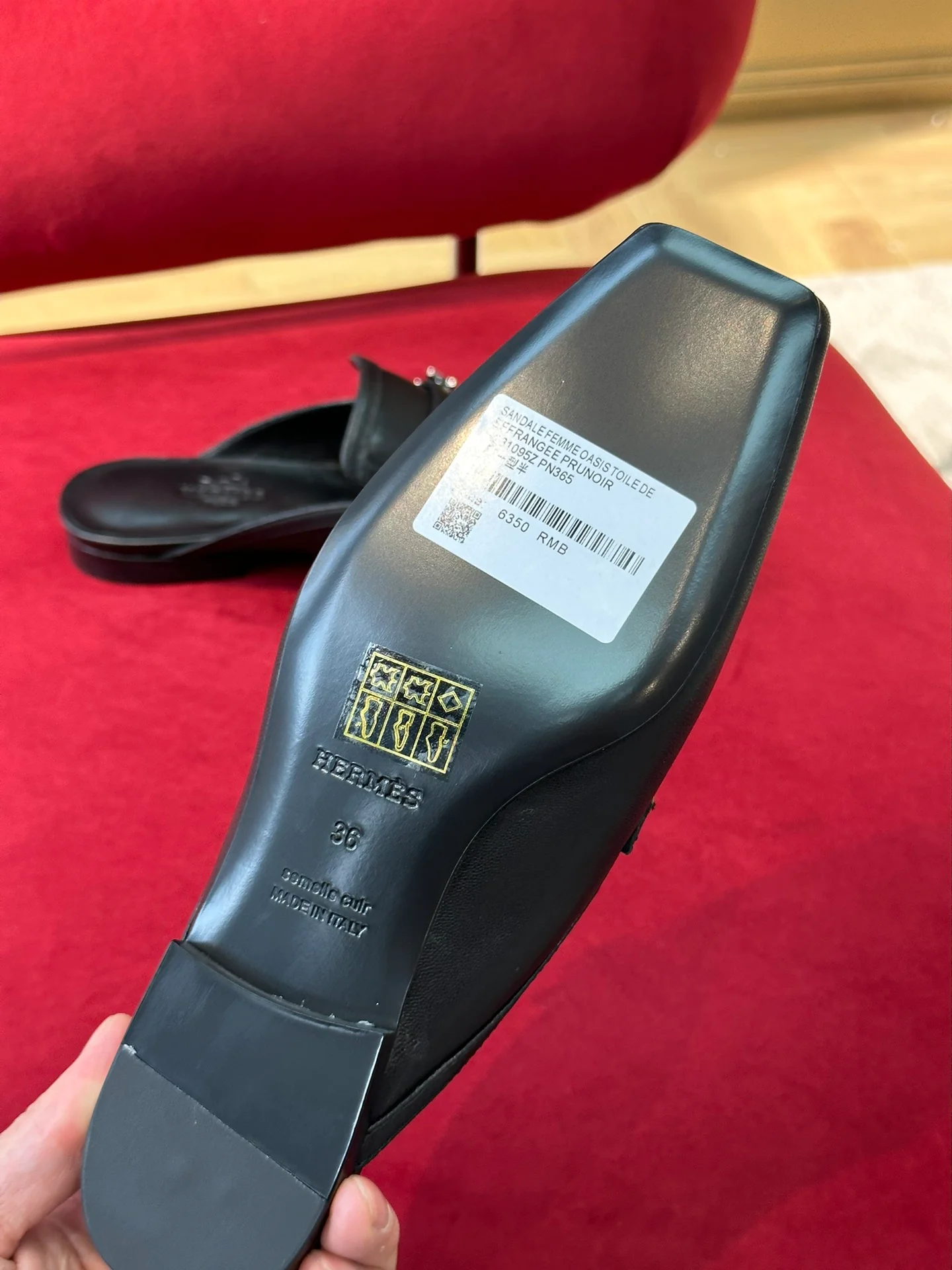 Новинка сезона весна/лето 2023 от Hermes - Кожаные тапочки с квадратным носком - Черные